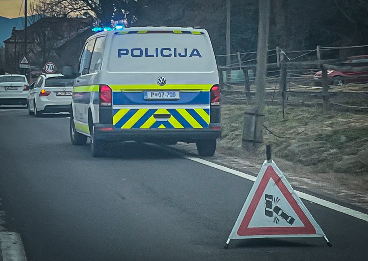 Kolesar padel in se poškodoval, povzročitelj pa s kraja nesreče pobegnil