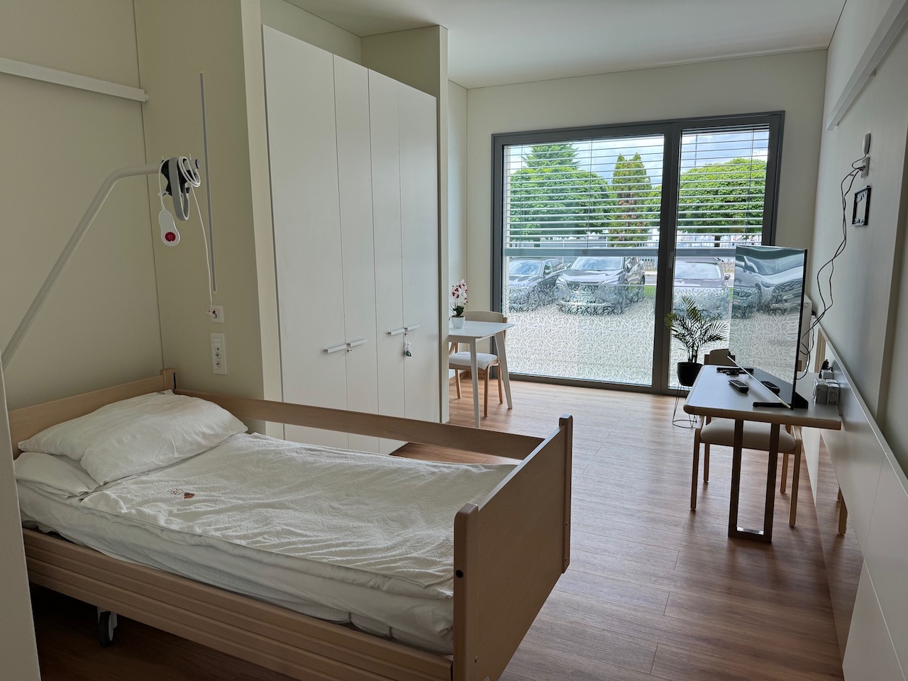 Sum hude zlorabe v domu starejših: Zaposleni naj bi fotografiral stanovalca med občevanjem