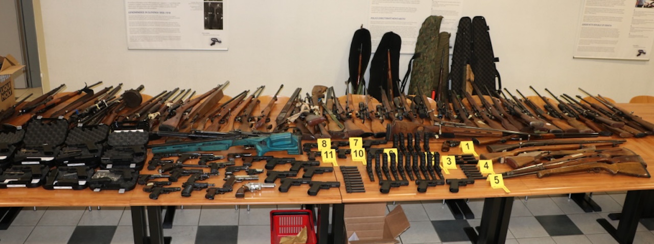 Pri 67-letniku slovenska policija zasegla pravi arzenal: 149 kosov orožja, tudi bombe (FOTO)