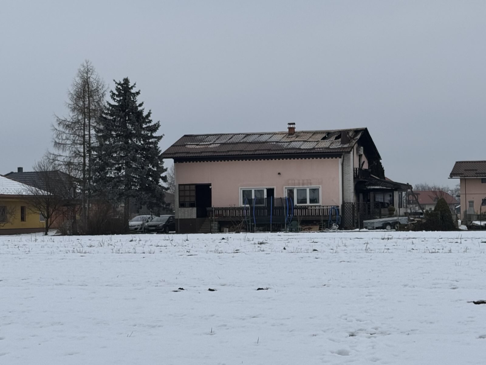 Po hudem požaru v Dražencih se triletniku stanje izboljšuje: »Iskal bo svojega bratca«