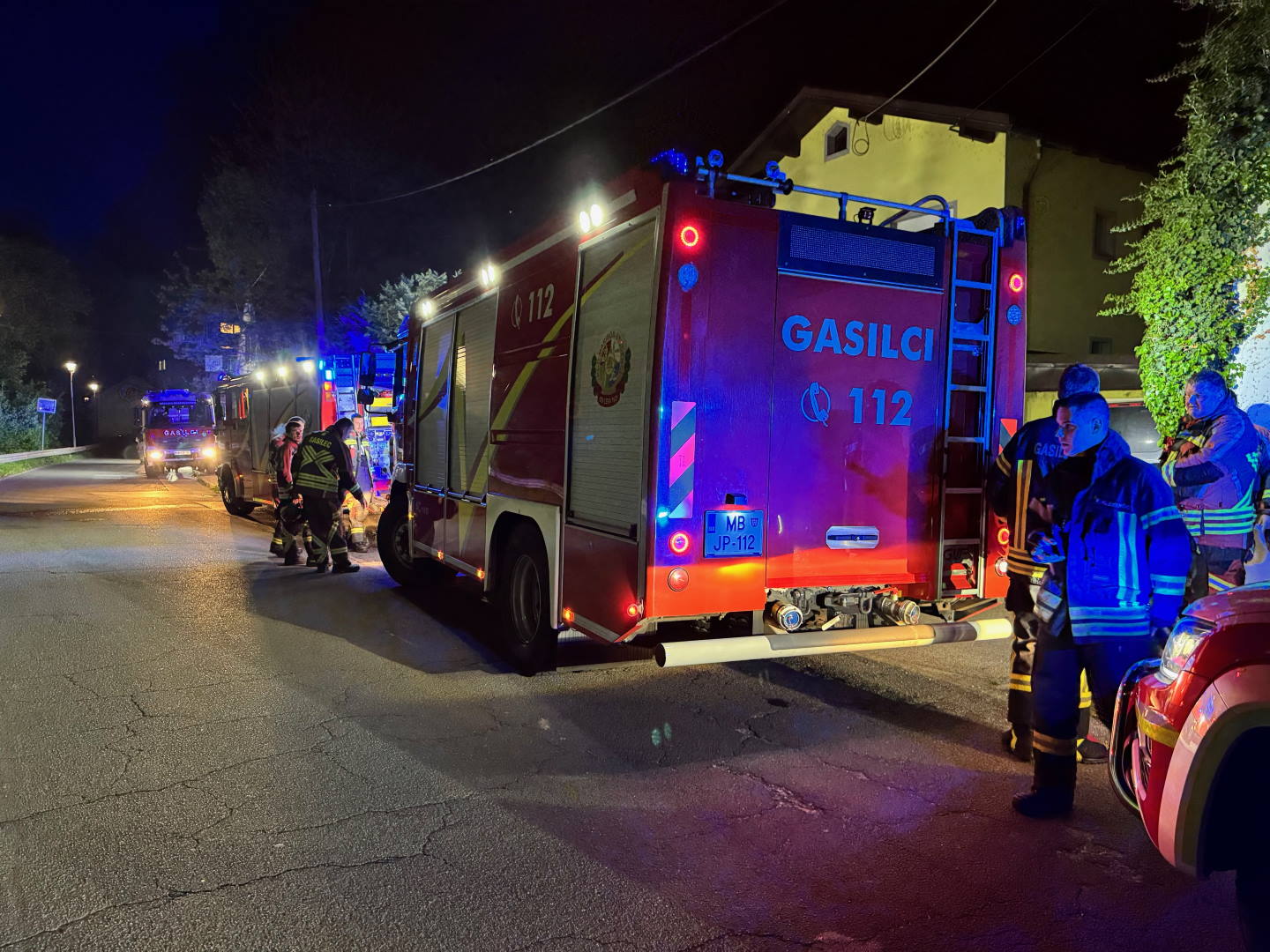 En oskrbovanec umrl trije v bolnišnici: Dom upokojencev zajel požar