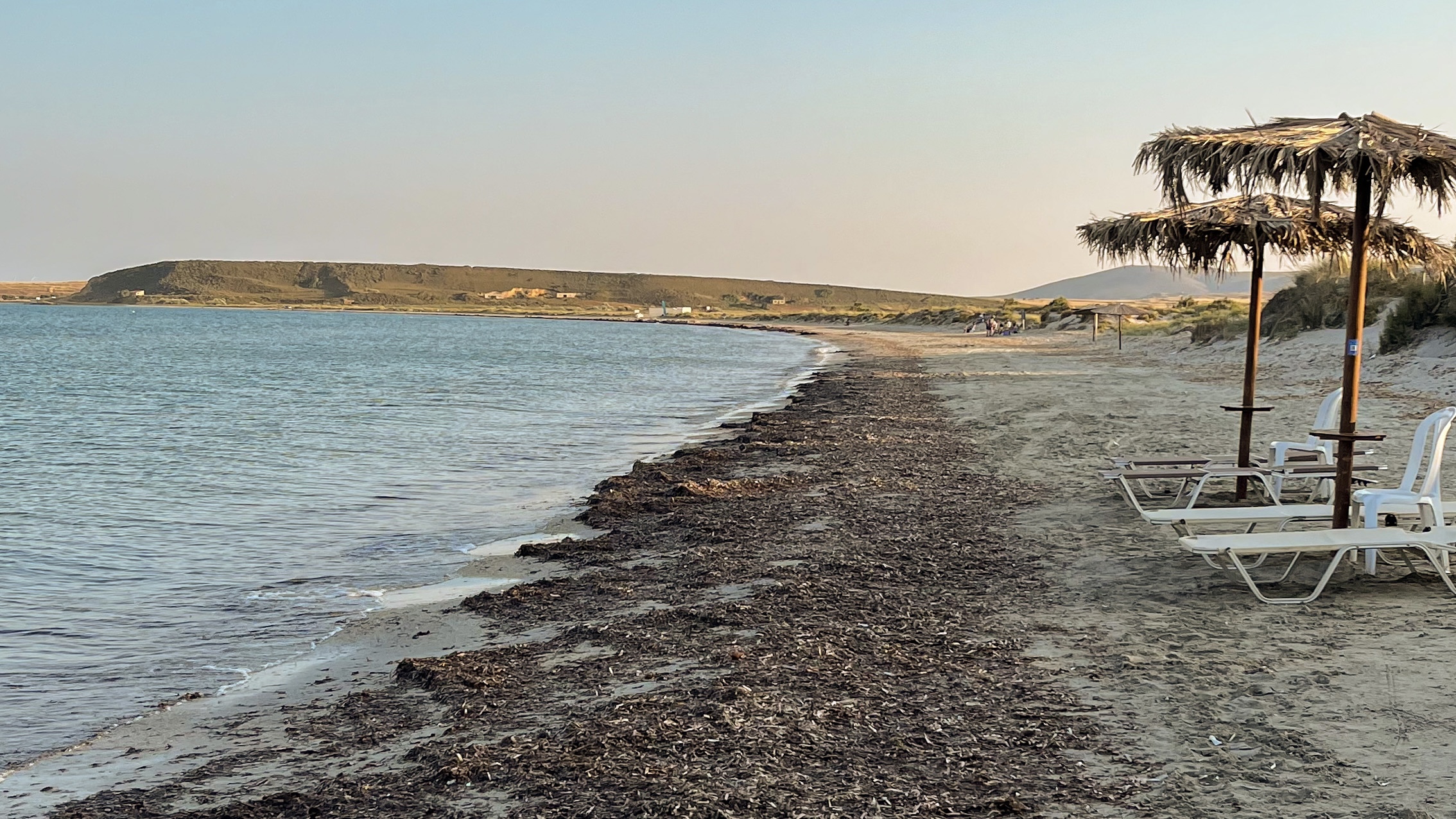 Ne boste verjeli, kaj se dogaja na plažah blizu nas: Za ležalnik in senčnik računajo več kot za nočitev!
