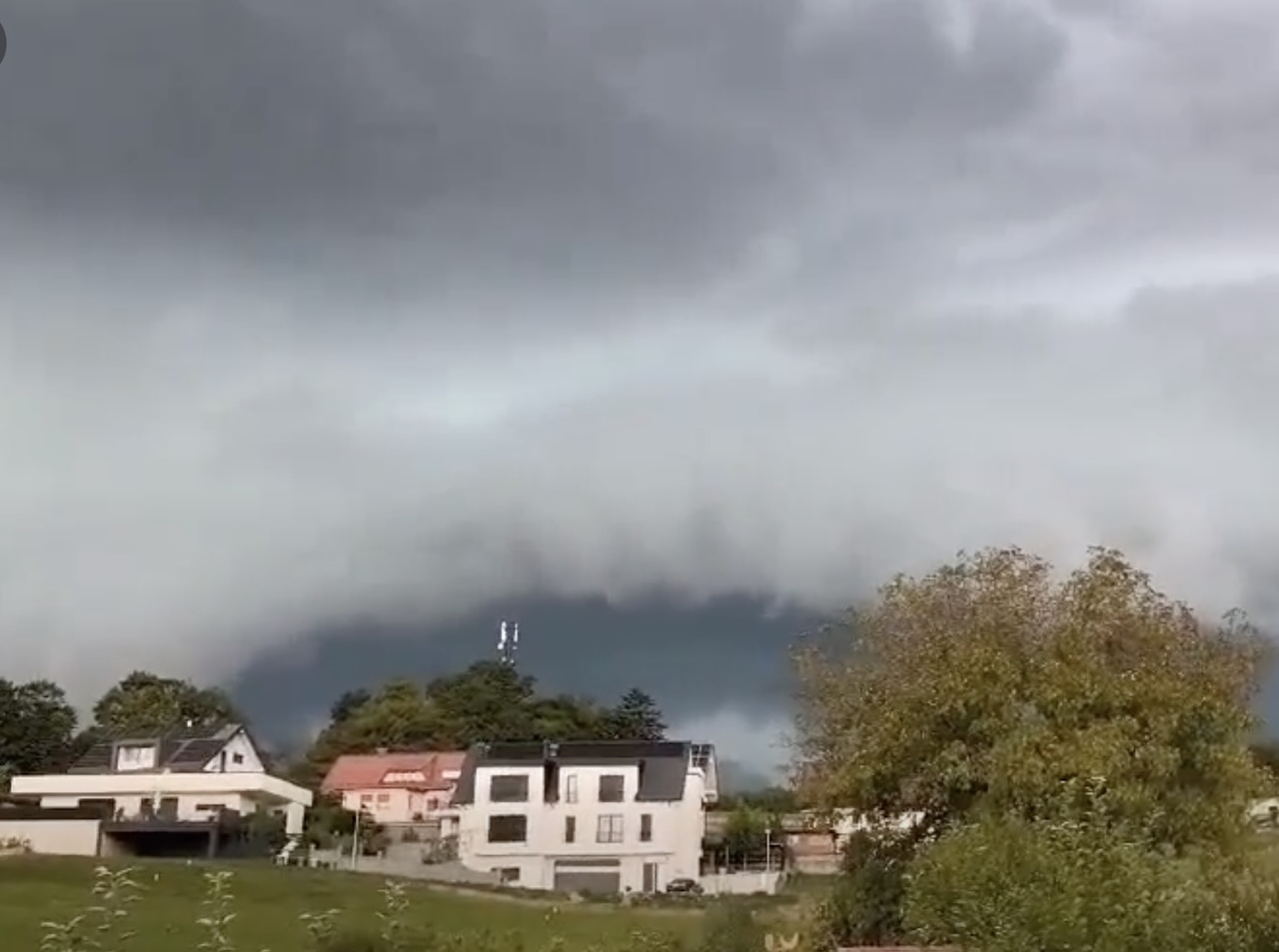Neurje že terjalo svojo ceno: Več tisoč ljudi v osrednji Sloveniji ostalo brez elektrike