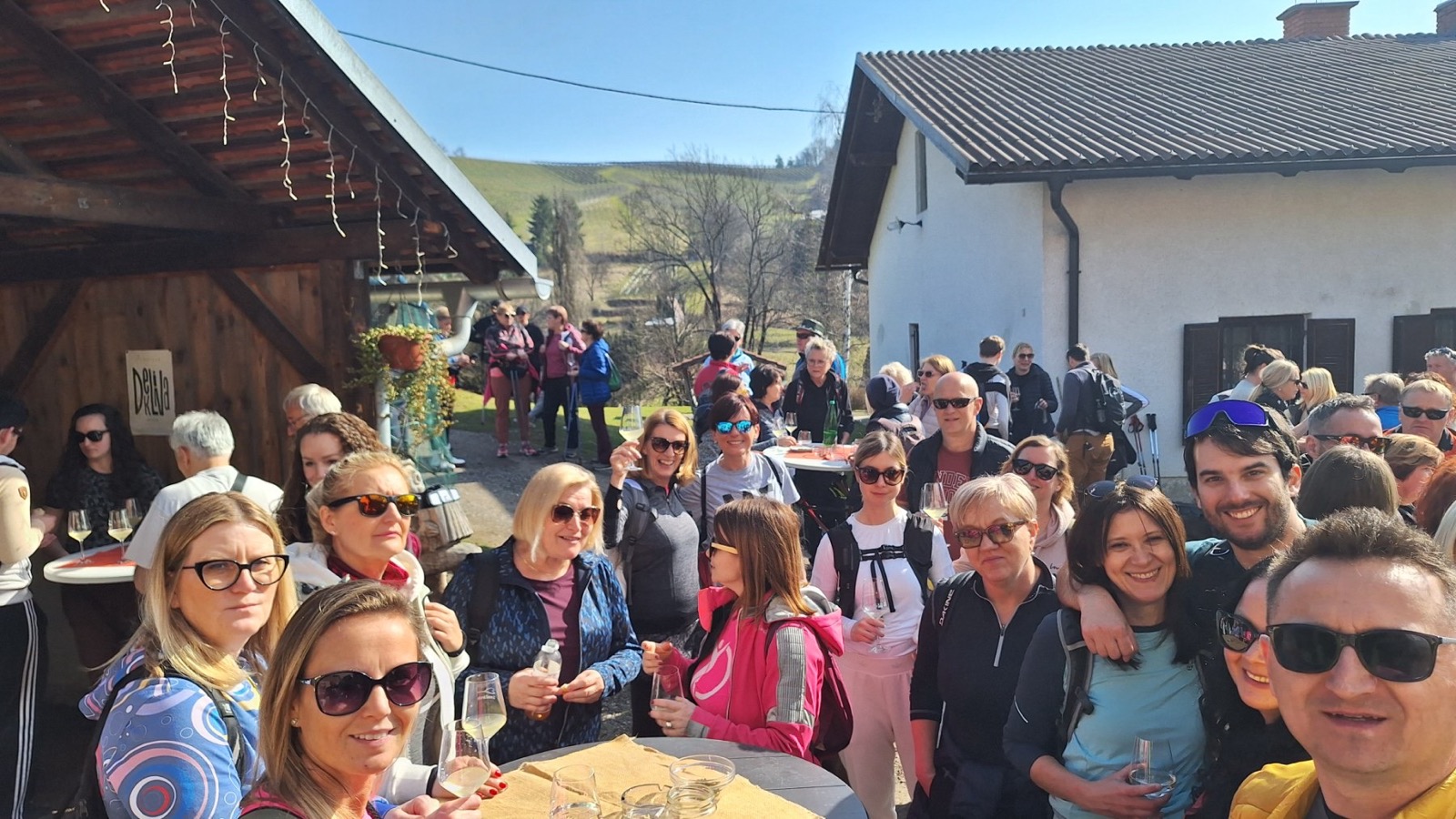 FOTO: V Svečini ob dnevu žena pohodnice razvajali razgledi, vino in dobra družba