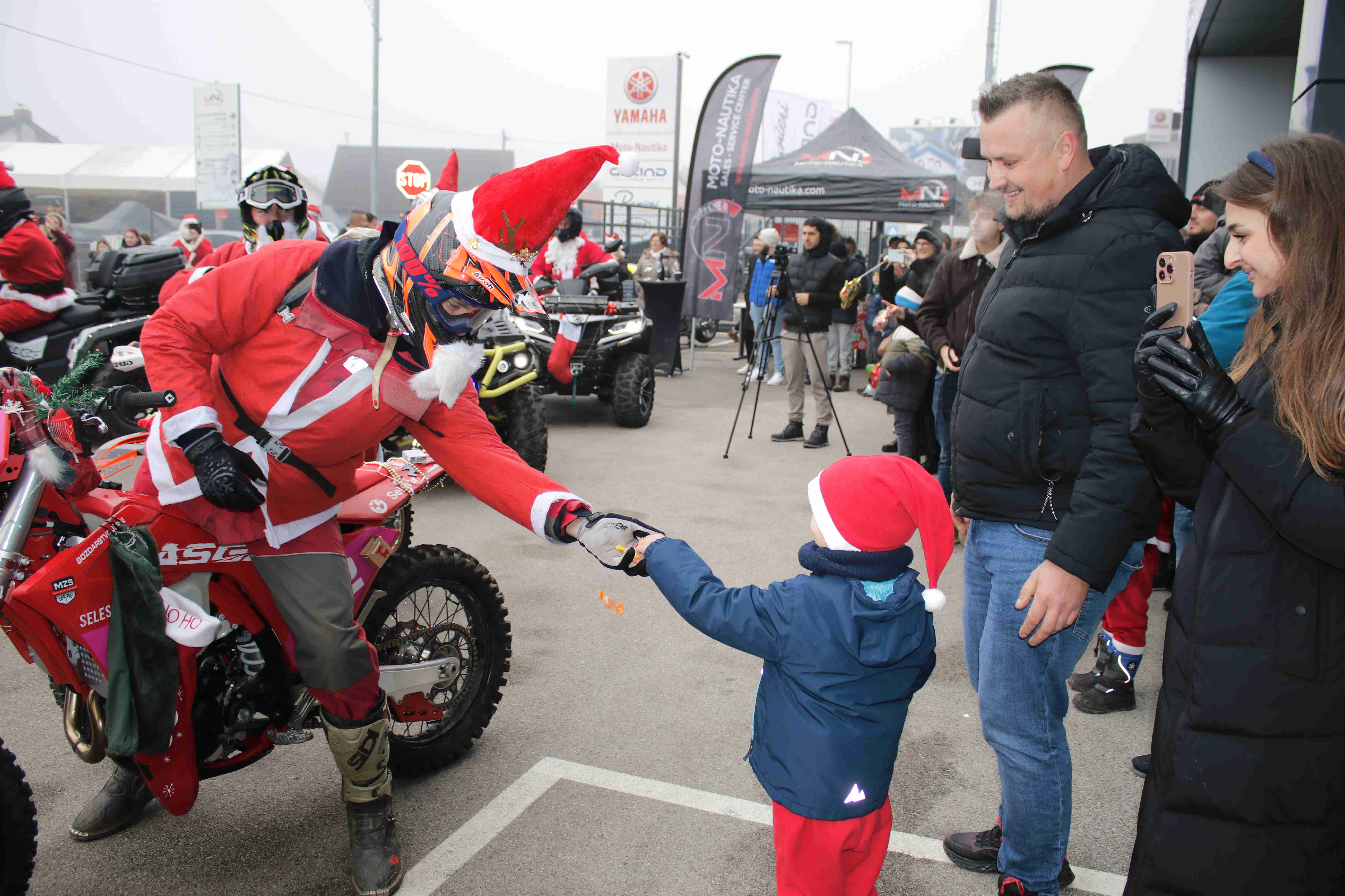 FOTO: V Miklavžu so otroci in božički na motorjih združili moči za dober namen
