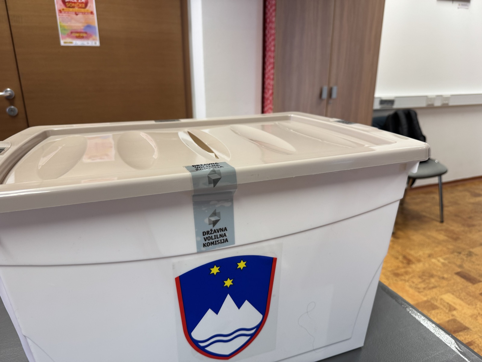 Razočaranje za Janšo: Glasovnice iz tujine niso spremenile ničesar