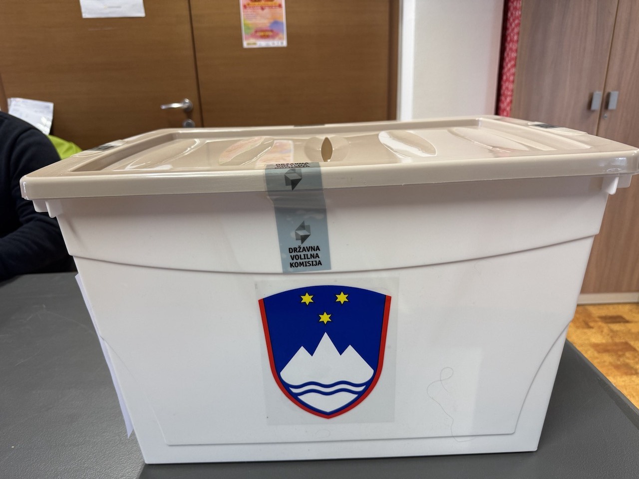 Do 19. ure kar 67 obvestil o domnevnih kršitvah volilnega molka