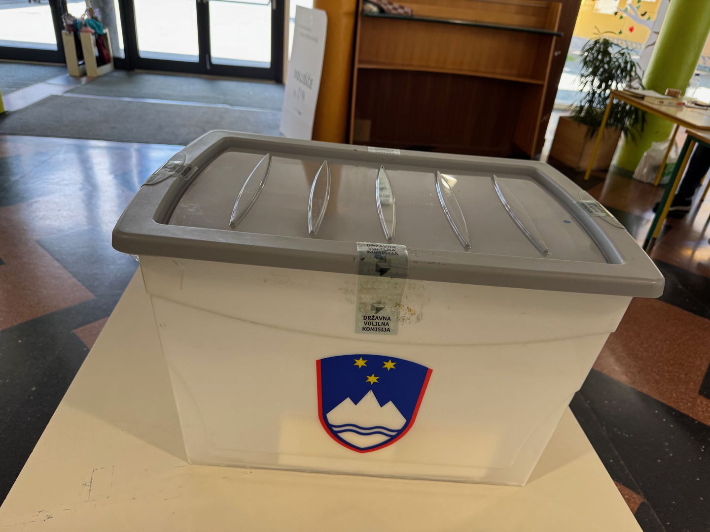 Prvi prešteti glasovi kažejo na tesen izid: Tehtnica se nagiba k zavrnitvi zakona