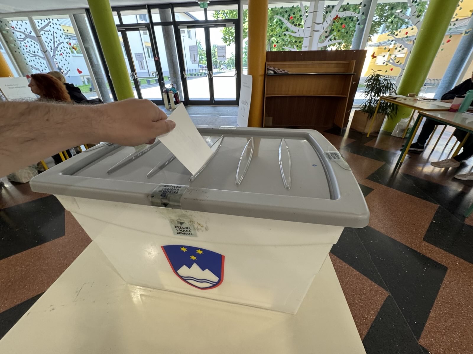Volilna udeležba ostaja nizka, do 16. ure glasovalo manj kot 300.000 volivcev