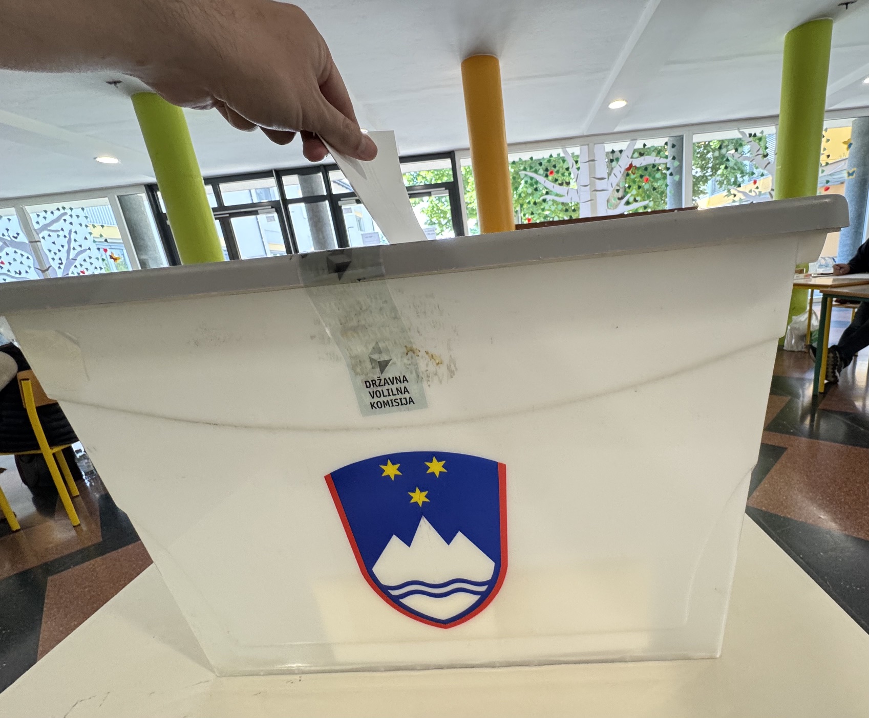 Več kot 42.000 podpisov za referendum o parlamentarni preiskavi, odzivi ostro deljeni