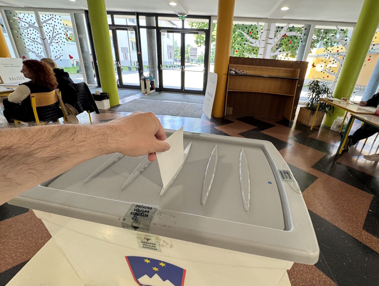Pred poslanci spremembe lokalnih volitev: bodo tujci izgubili volilno pravico?