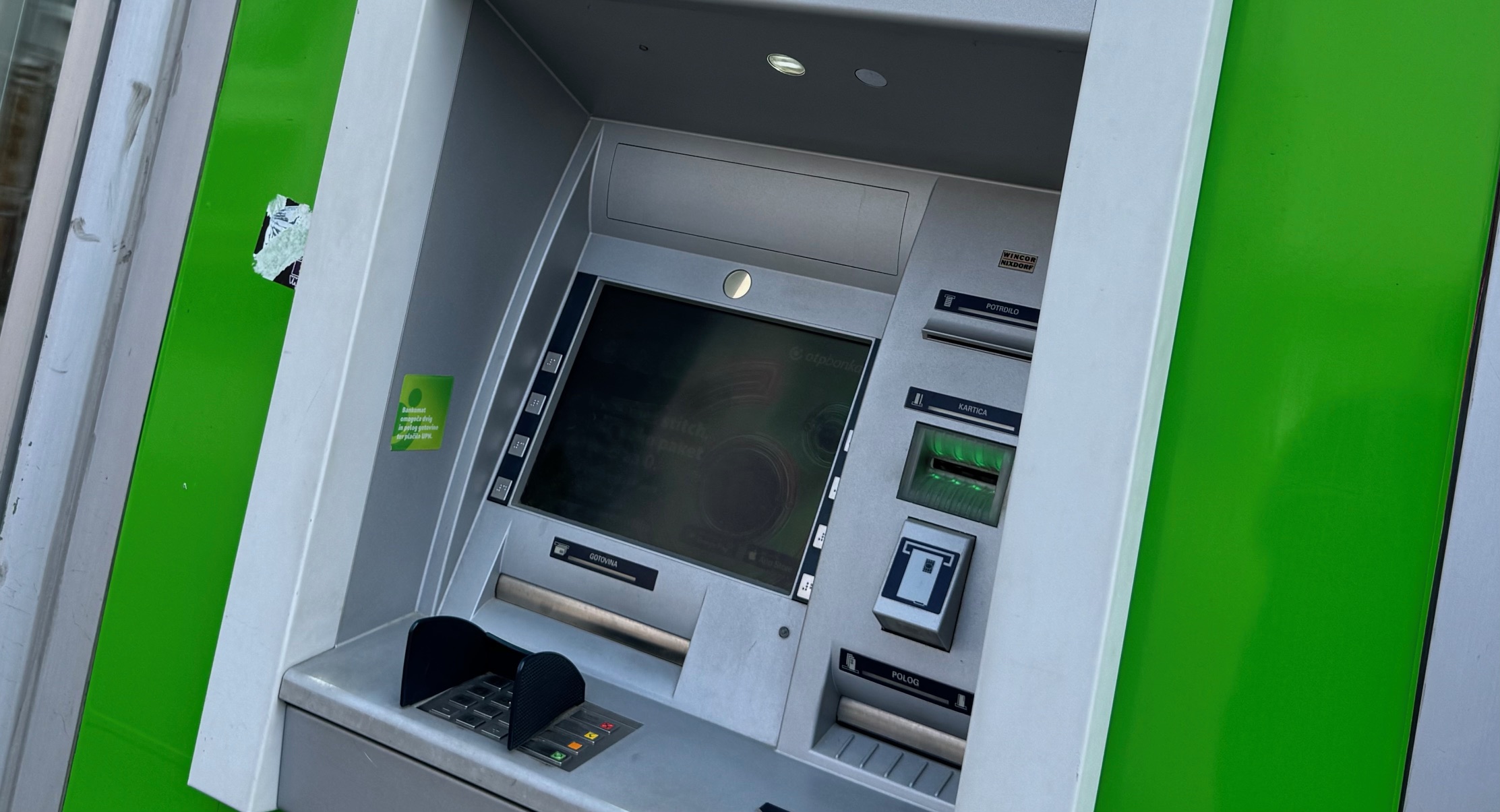 Bankomat vam ni vrnil bančne kartice? Ne naredite te napake