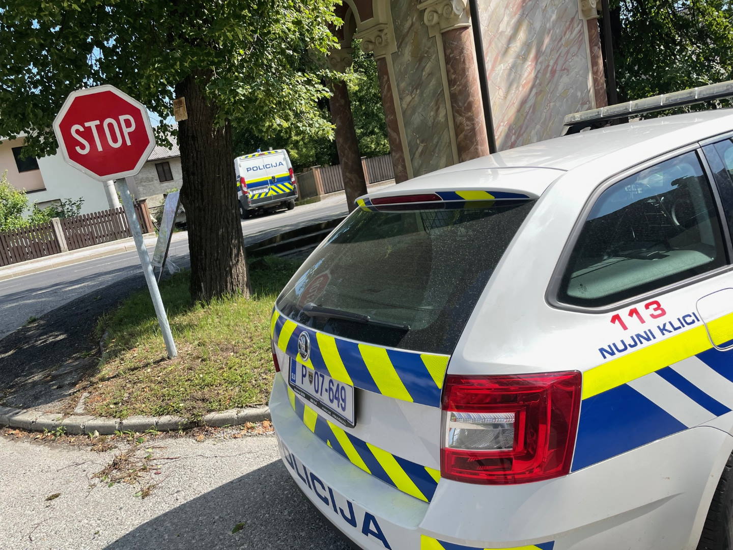 45-letnik pijan z vozilom trčil v ograjo ob hiši, policisti so ga pridržali