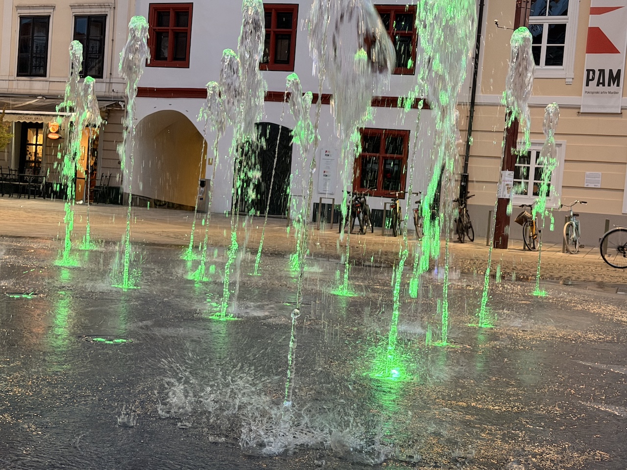 FOTO: Ste opazili? Fontana na Glavnem trgu nocoj žari v zeleni barvi