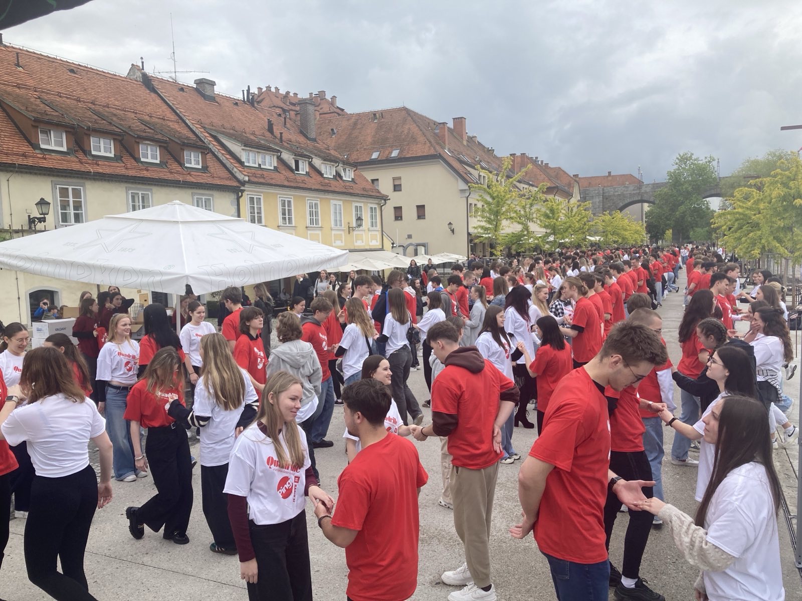 FOTO: Četvorka prvič na Lentu, maturanti odplesali ikončni ples tudi v Mariboru