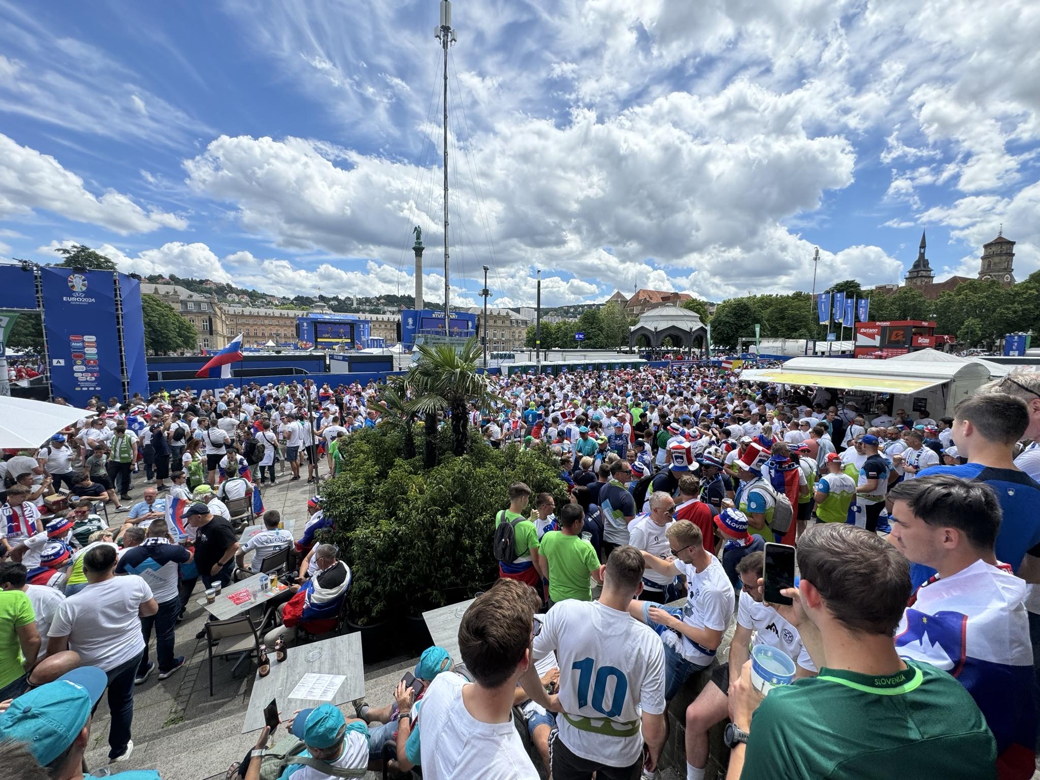 FOTO: Vročica pred tekmo narašča, slovenski navijači preplavili Stuttgart