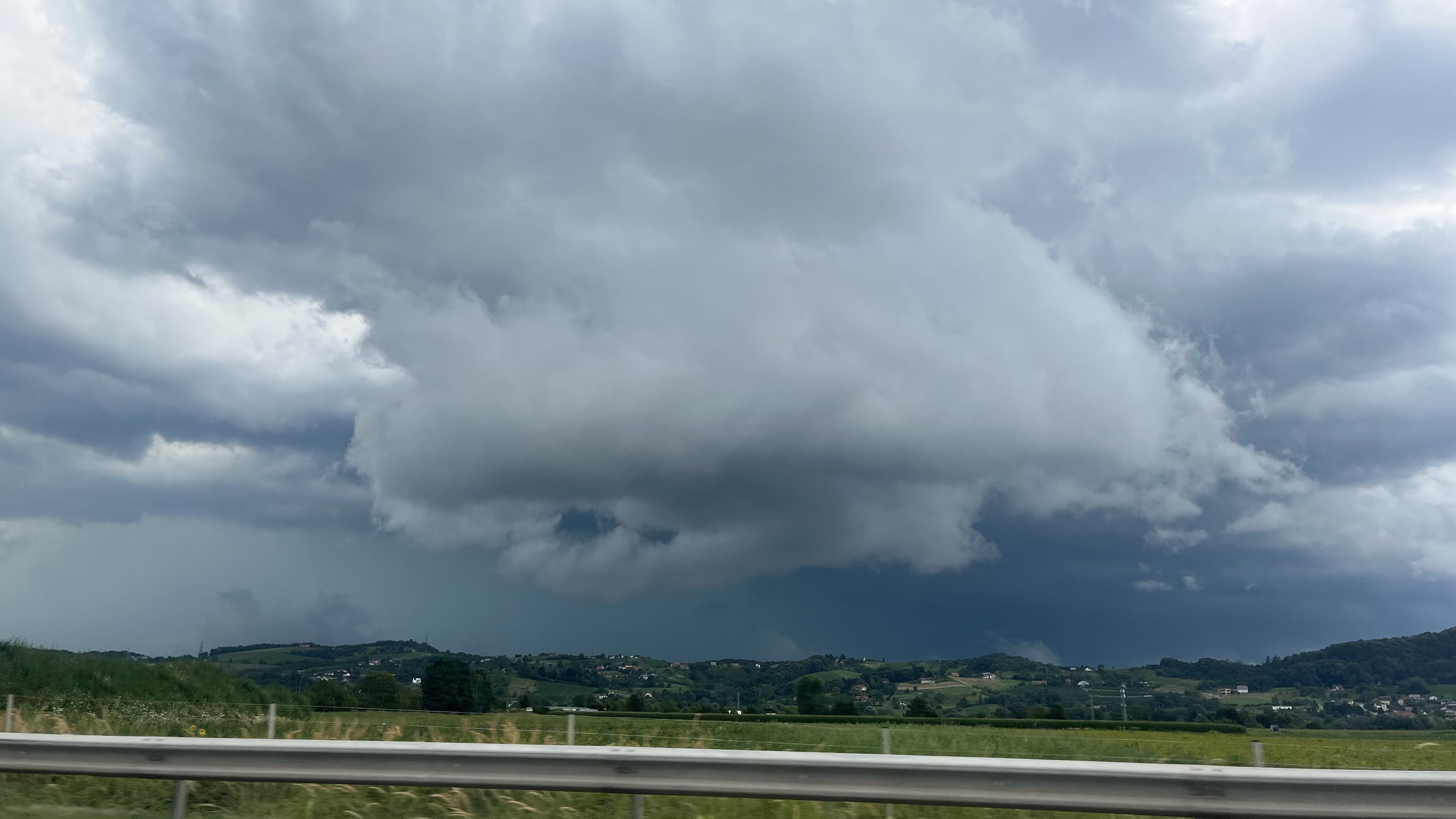 Meteorologi: Danes lahko pričakujete udare strel, nalive in točo