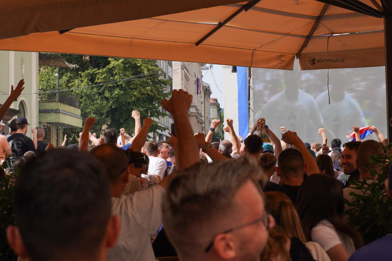 FOTO: Tako so navijači v Mariboru pospremili tekmo s Srbijo