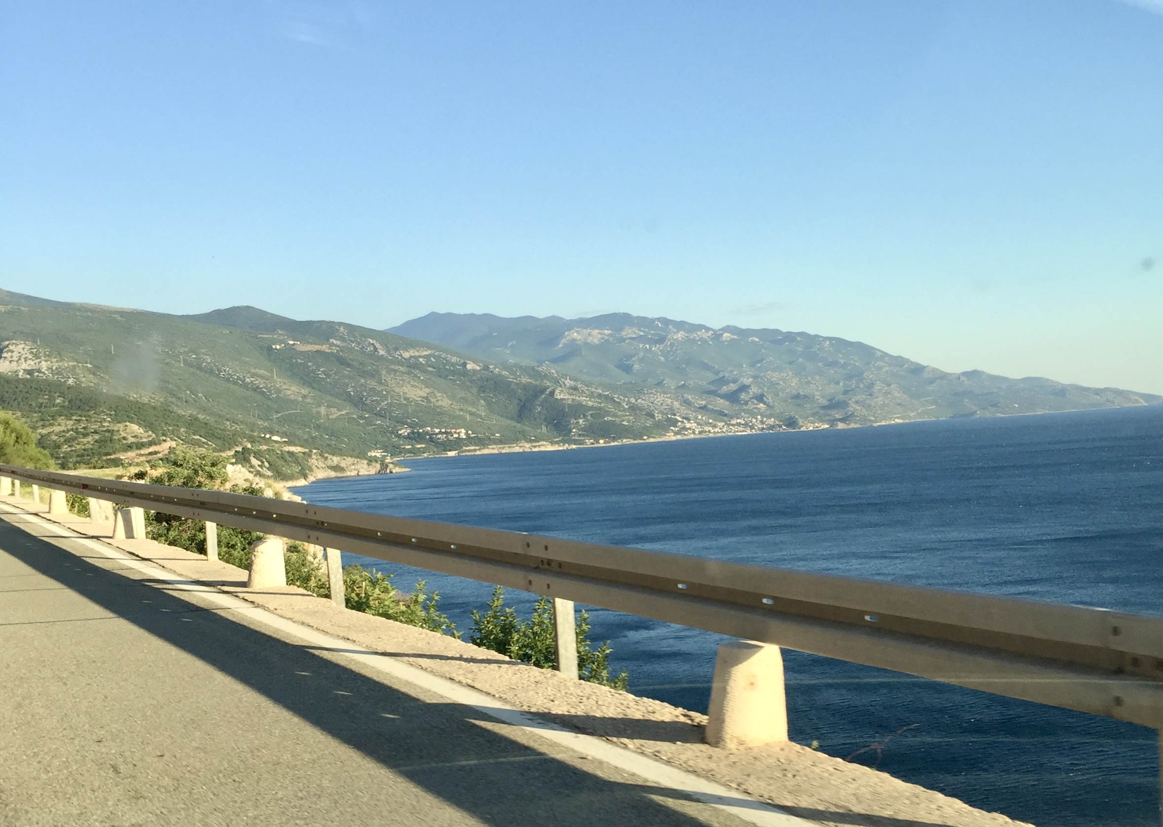 Praznični dan zaznamovala tragedija: Ena oseba umrla, sopotnik prepeljan v bolnišnico