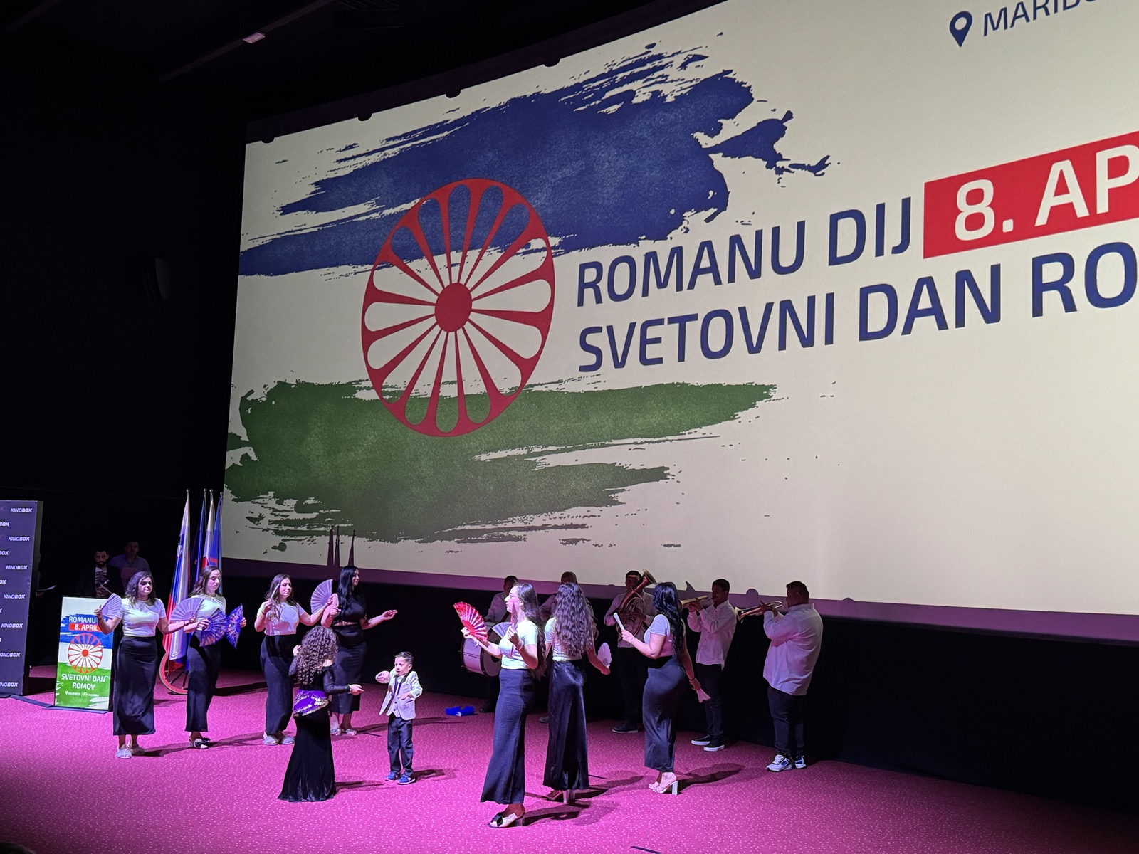 FOTO: V Mariboru s pesmijo, plesom ter željo po spoštljivem dialogu obeležili Svetovni dan Romov