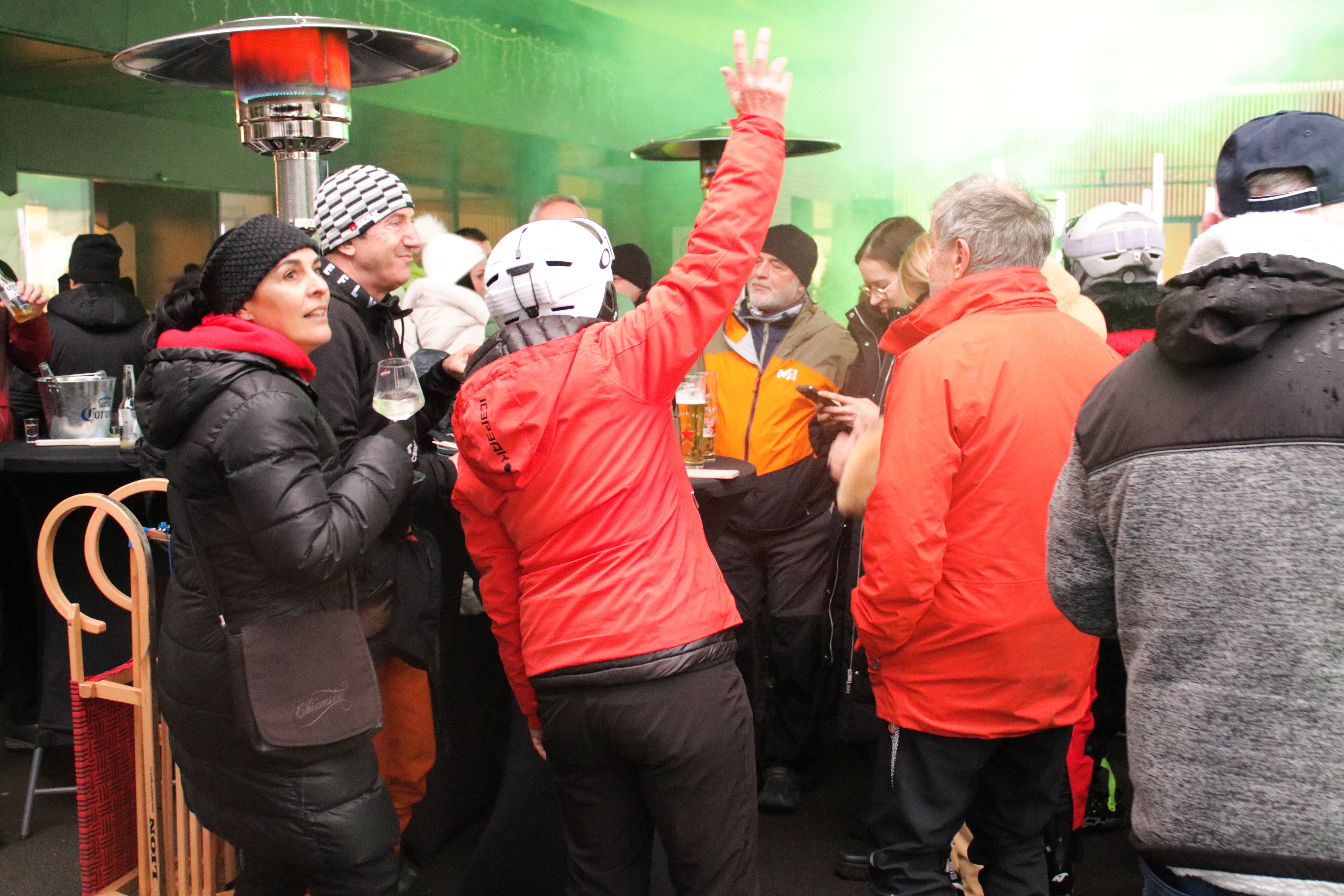 FOTO in VIDEO: Tako živahno se je včeraj pod Pohorjem smučarski dan prevesil v après-ski zabavo