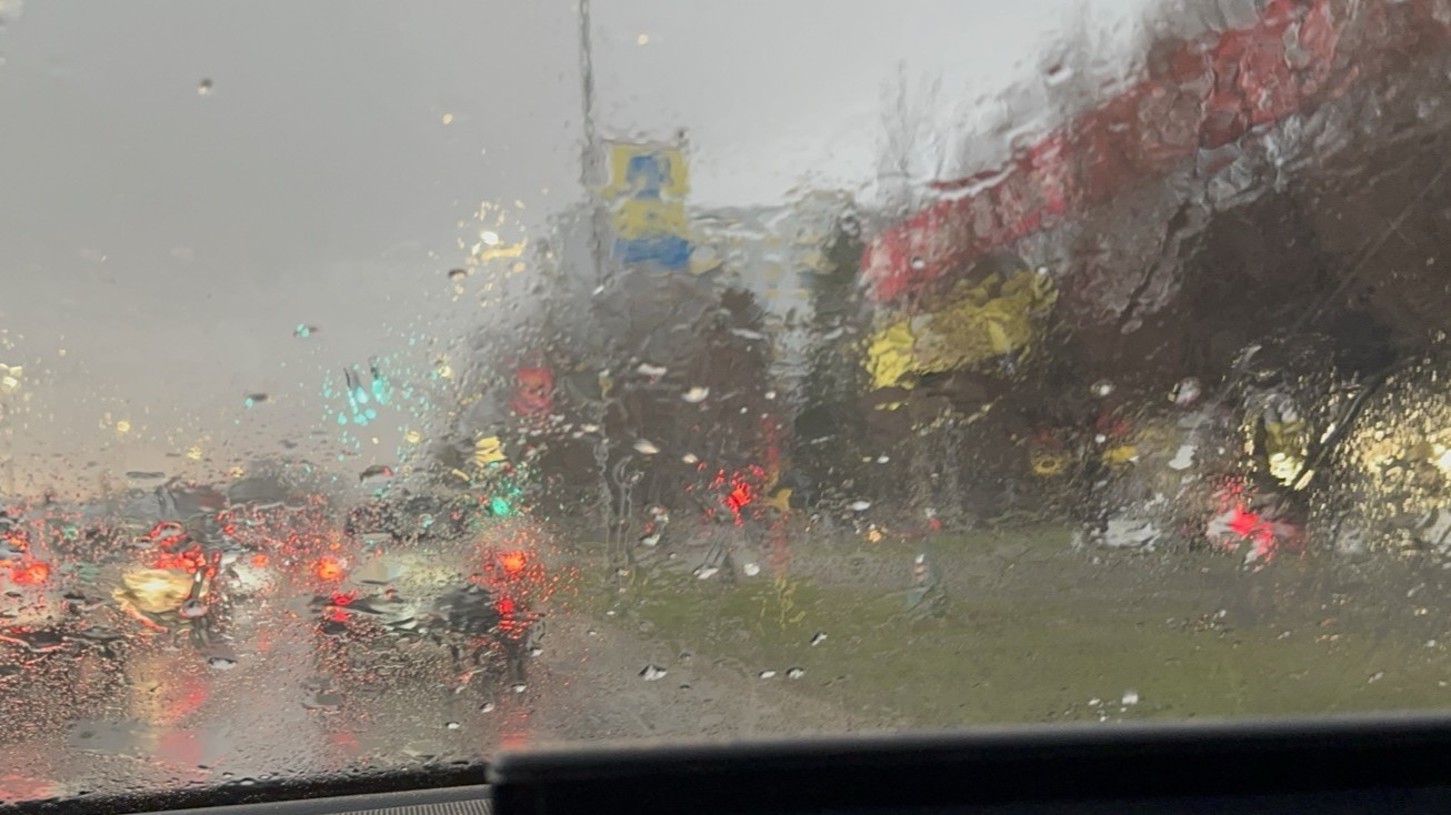 Se je sezona neviht že začela? V Mariboru grmi in pada mala toča (VIDEO)