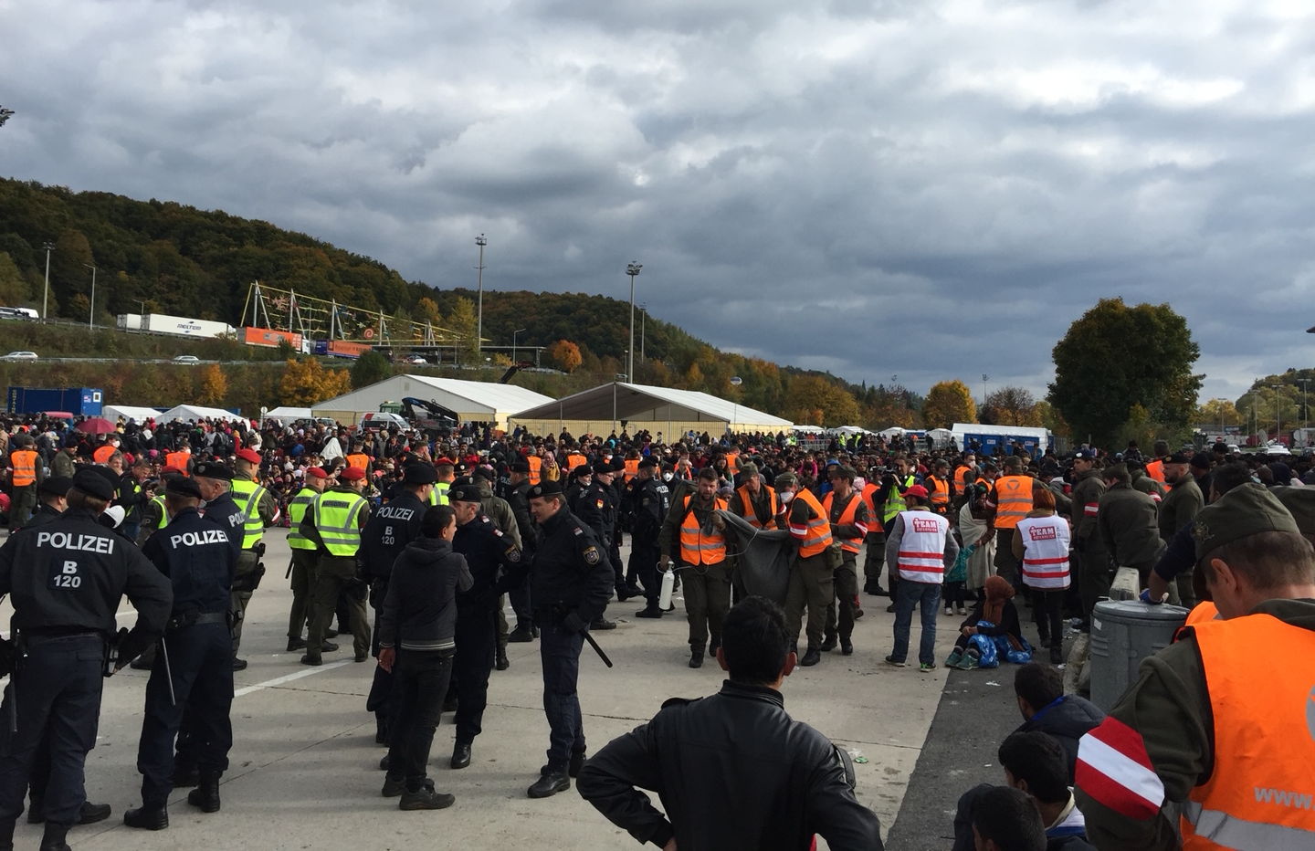 Na mizi je predlog o vzpostavitvi centrov za deportacijo nezakonitih priseljencev