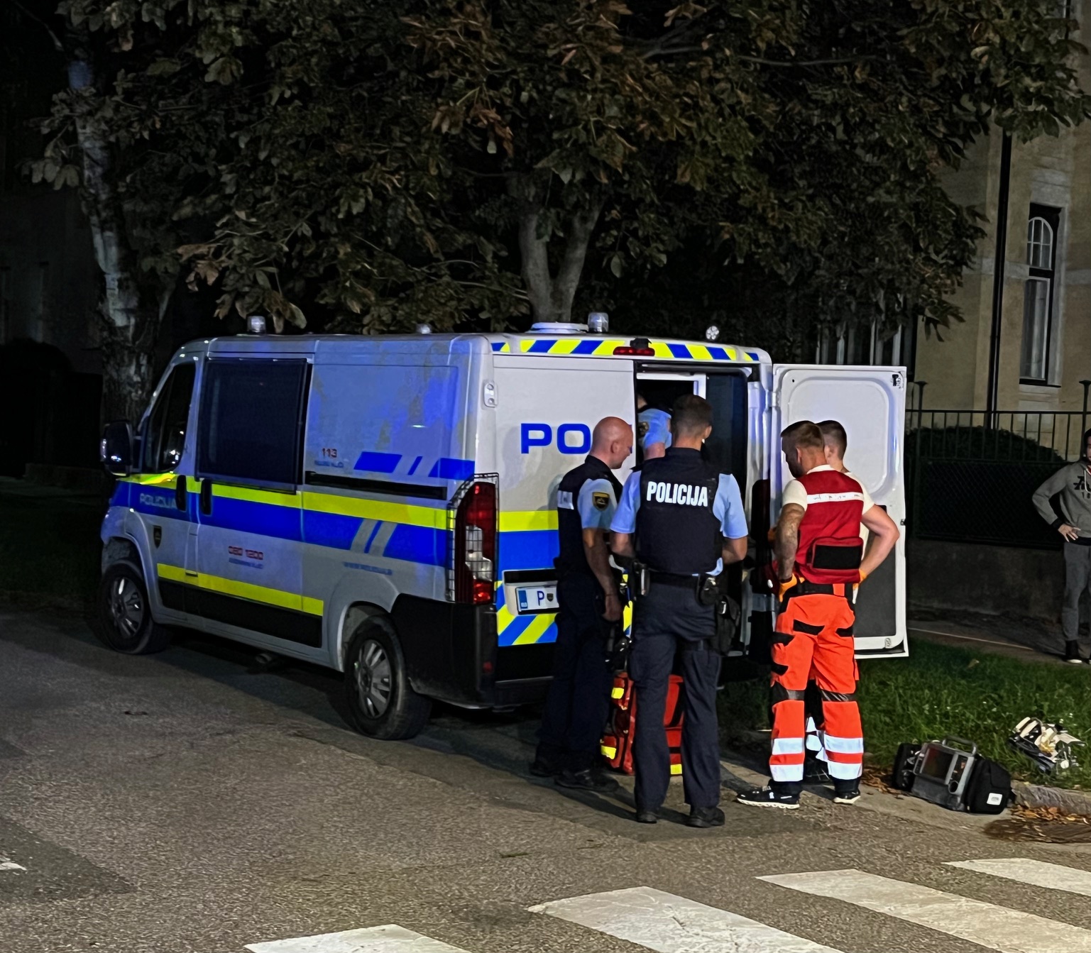 Hitro ukrepanje policistov rešilo življenje občanu