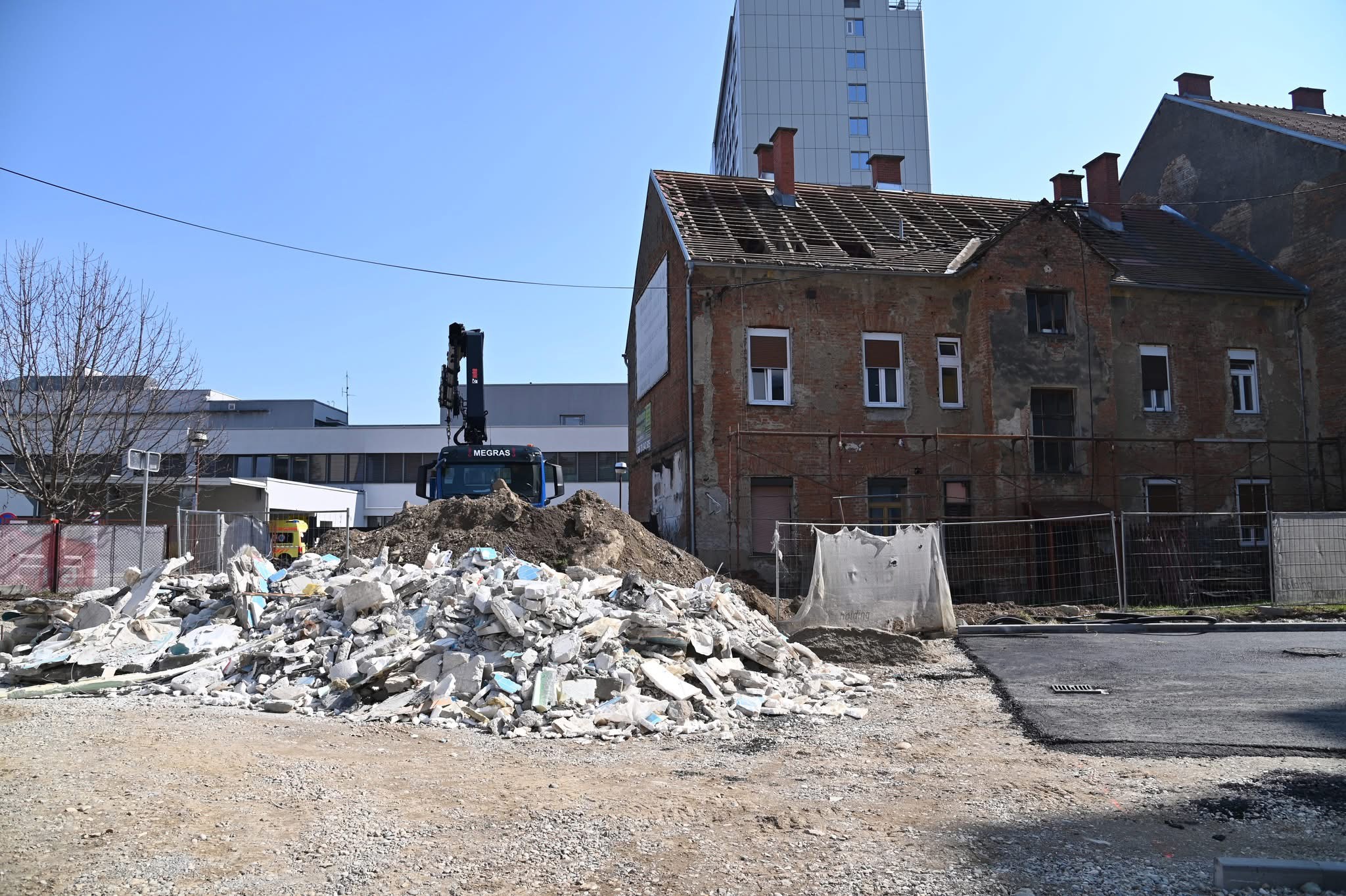 FOTO: Pri UKC Maribor začeli z rušenjem "zloglasne" hiše na Masarykovi