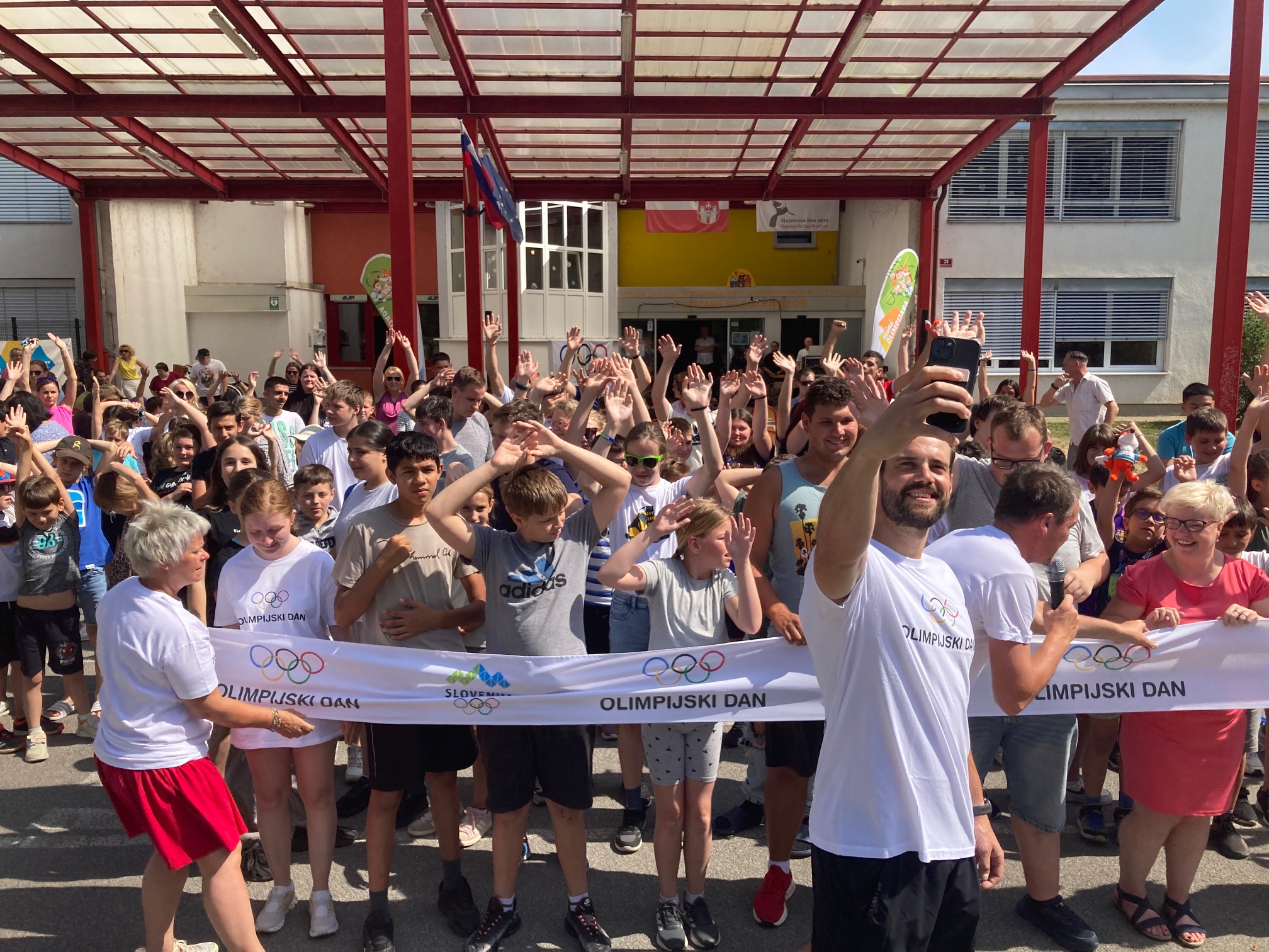 FOTO: Na OŠ Gustava Šiliha zavel olimpijski duh, otroci tekli z Boštjanom Klinetom