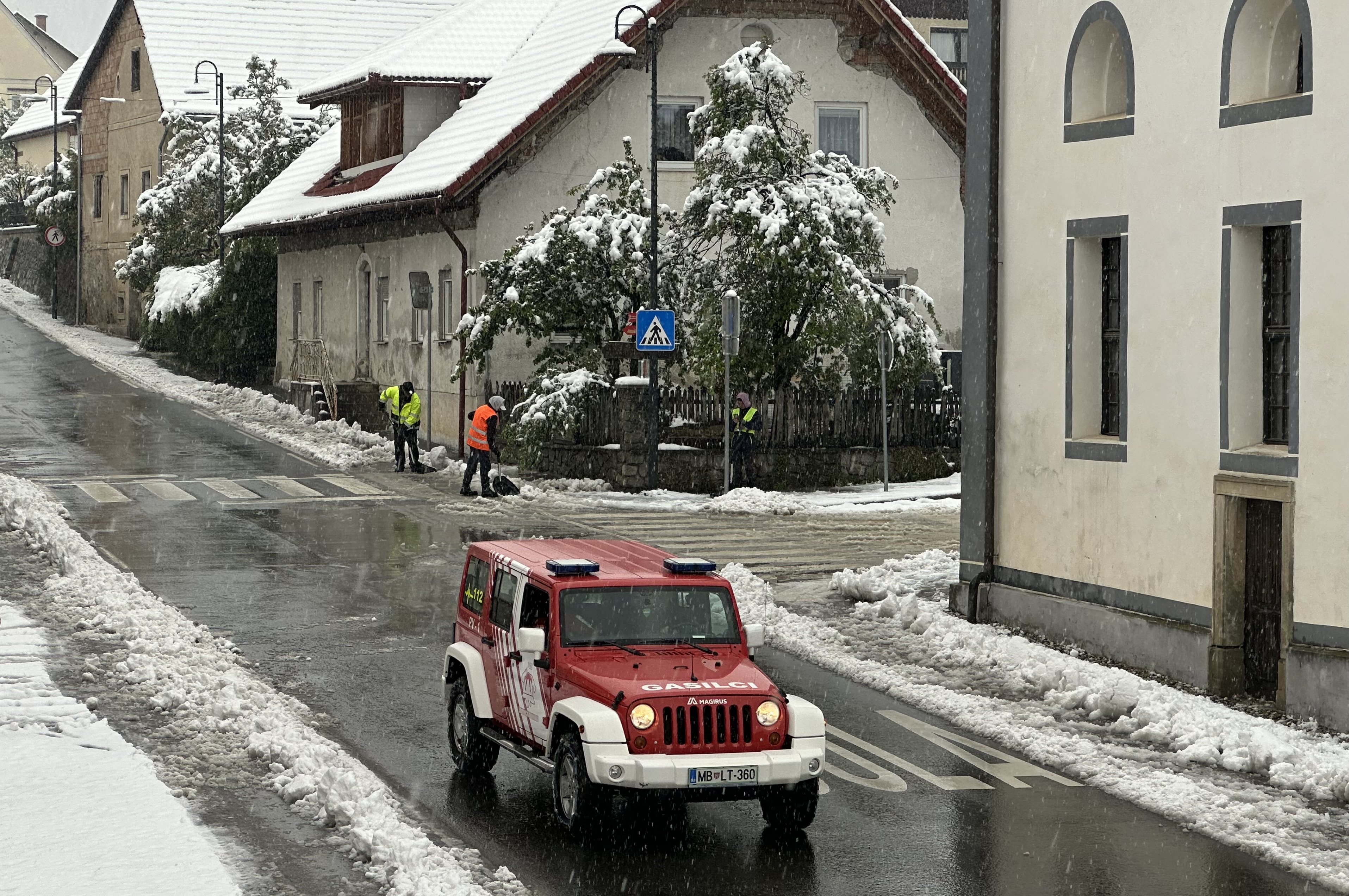 FOTO: Pri nas sredi pomladi zimske razmere: Sneg lomi drevesa, ceste neprevozne