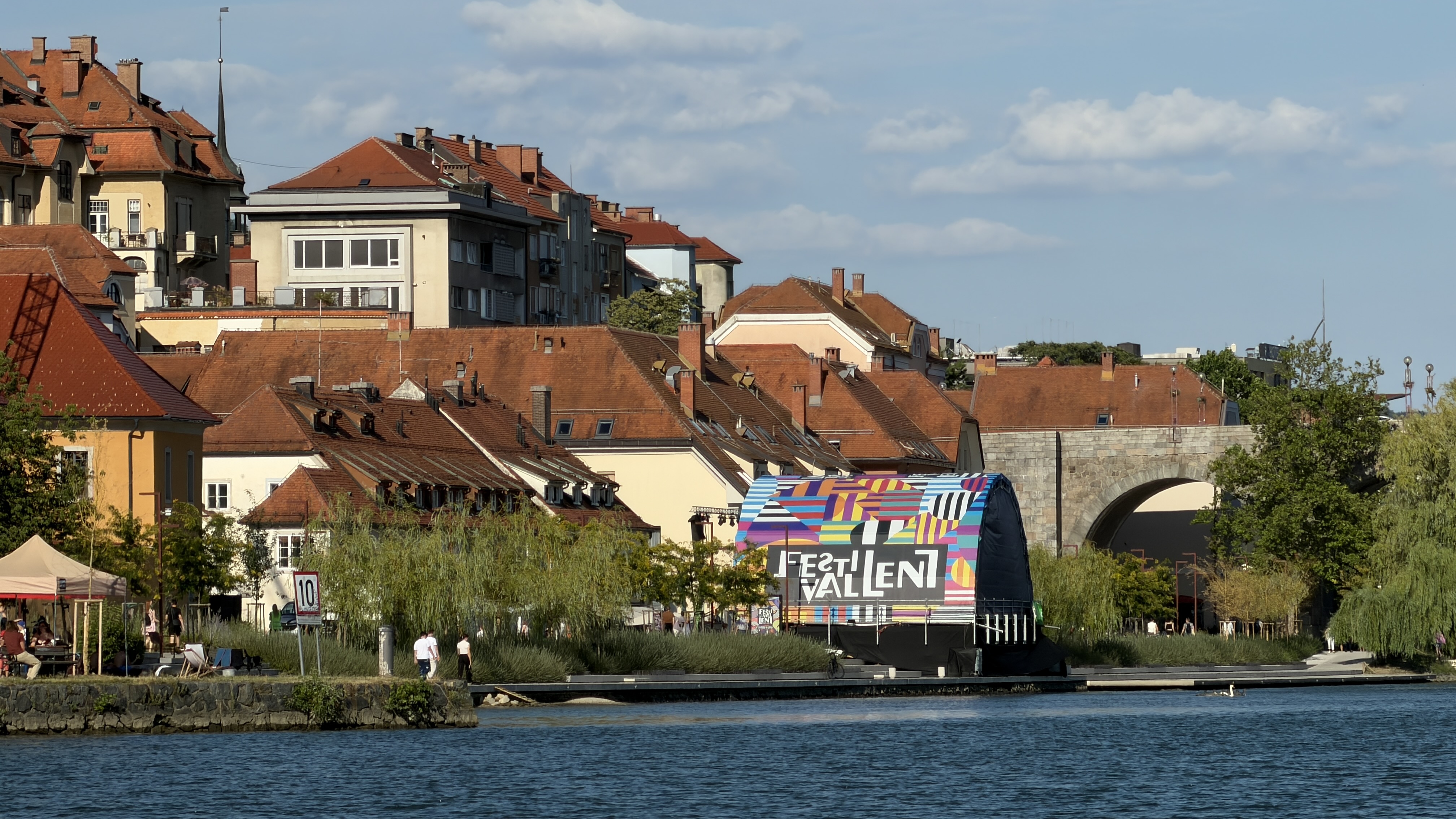Zadnji dan Festivala Lent: Veliki zaključek Folkarta, glasbeni genij Adrian Younge in Popolni kaos v Vetrinjskem dvoru