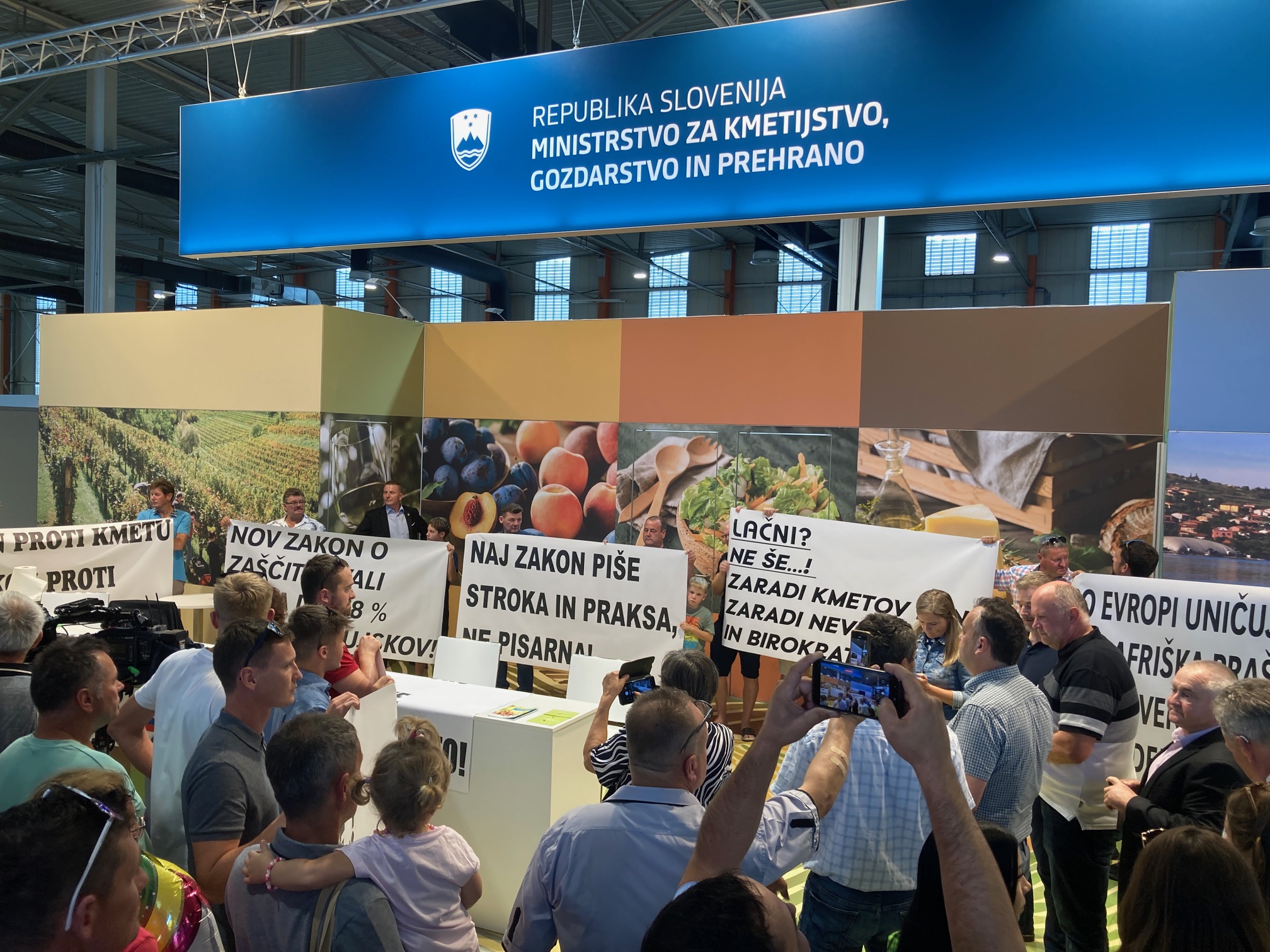 (FOTO) Protest prašičerejcev na Agri: Vsi smo zadolženi, vlada pa bi prašičerejo kar ukinila!