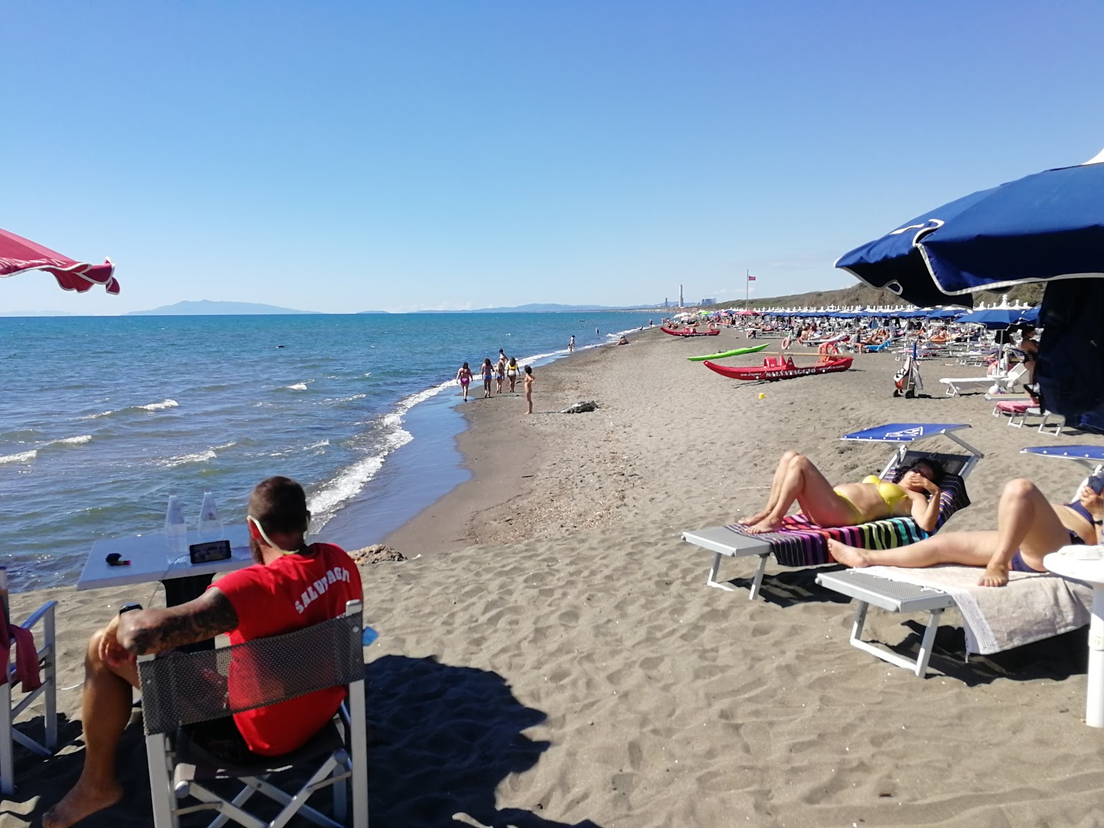 Tragedija na priljubljeni plaži pri naših sosedih: Oče prepozno ugotovil, kaj se dogaja
