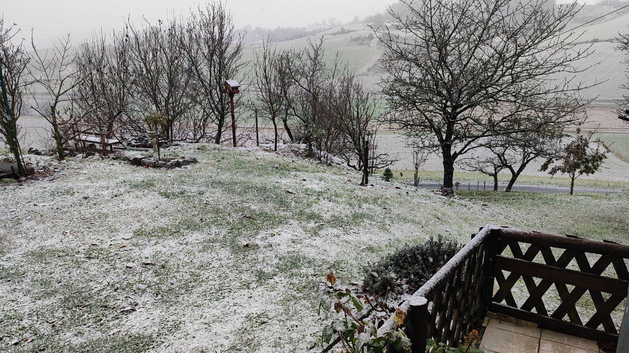 Meteorologi napovedujejo: Možno je, da bo po zraku poplesala tudi kakšna snežinka