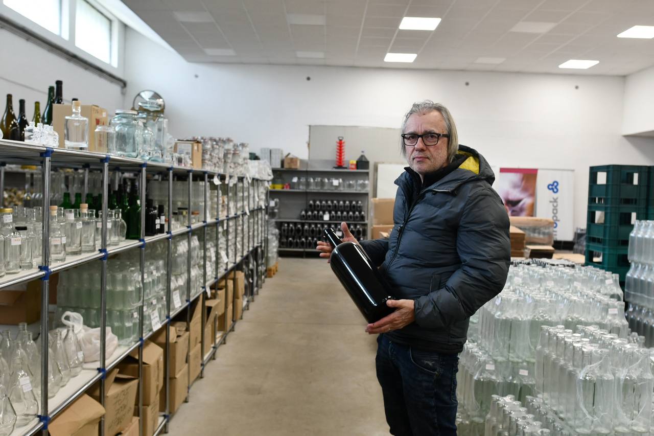 Zagotovo niste vedeli, da v Mariboru na enem mestu dobite vse od steklenice v obliki smrečice do kozarcev za vlaganje čilija