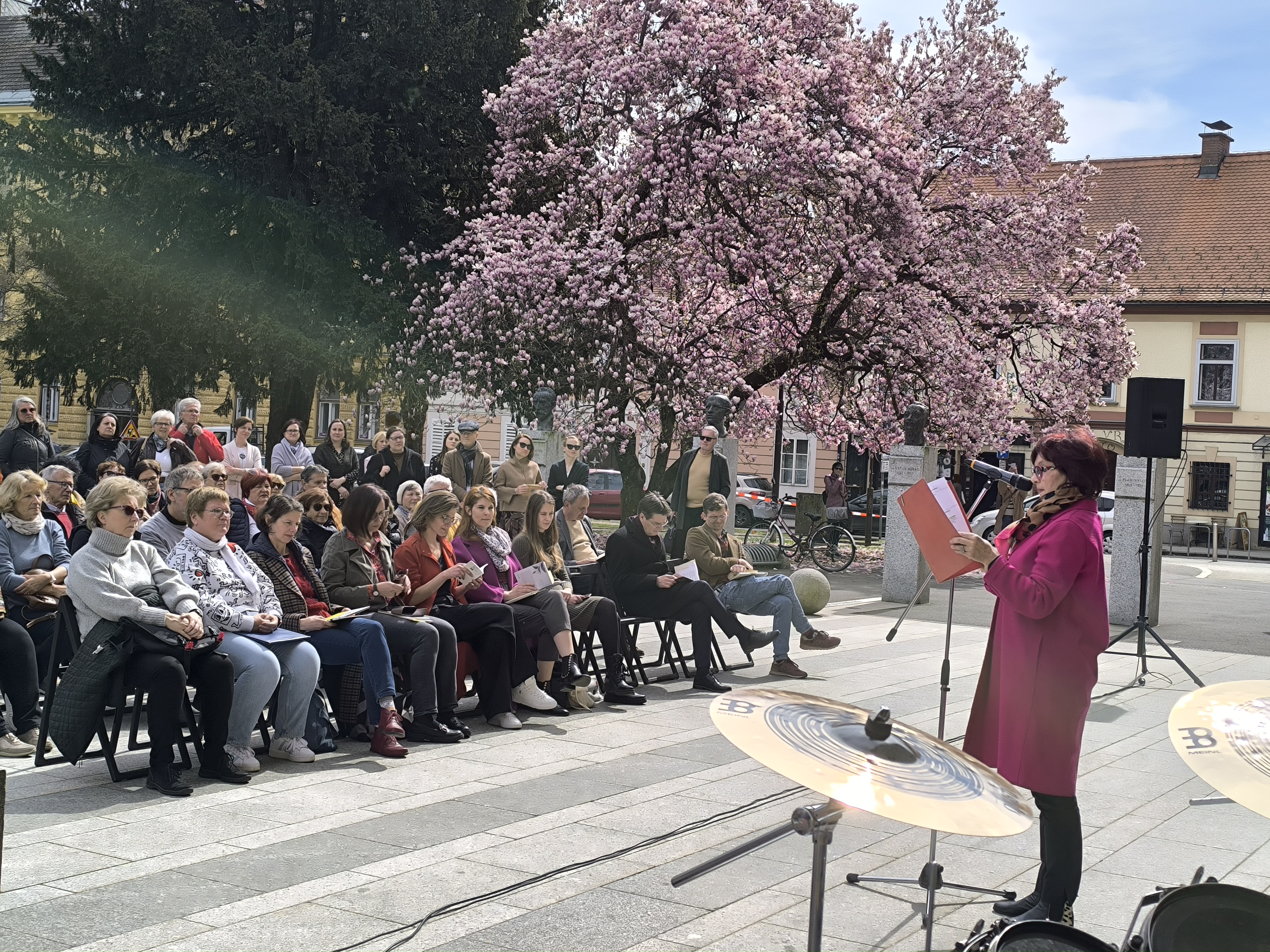 FOTO: Poezija na svoj dan tudi letos povezuje Mariborčane