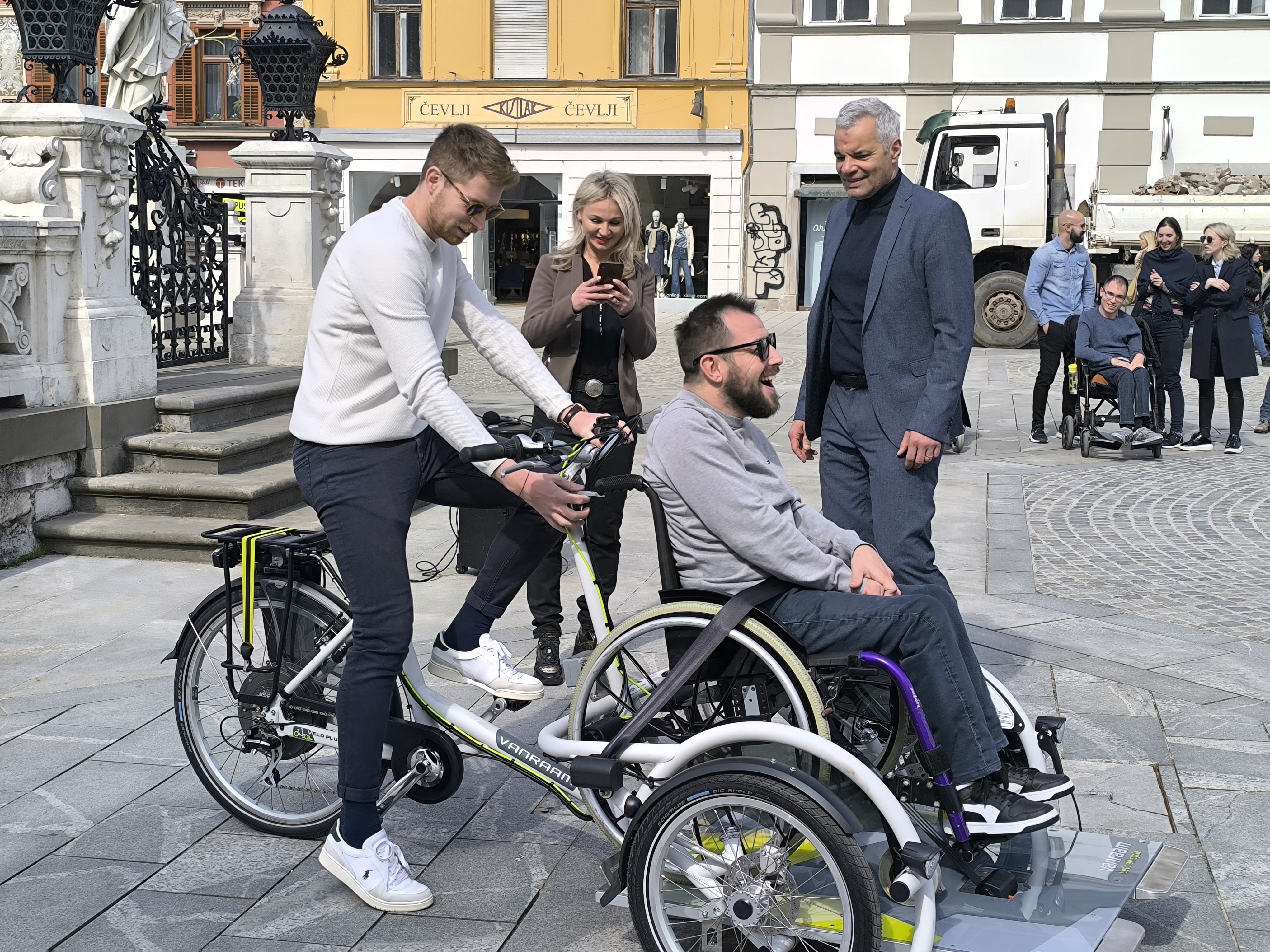 FOTO: Ob sončnem dnevu društvu Sonček predano električno kolo