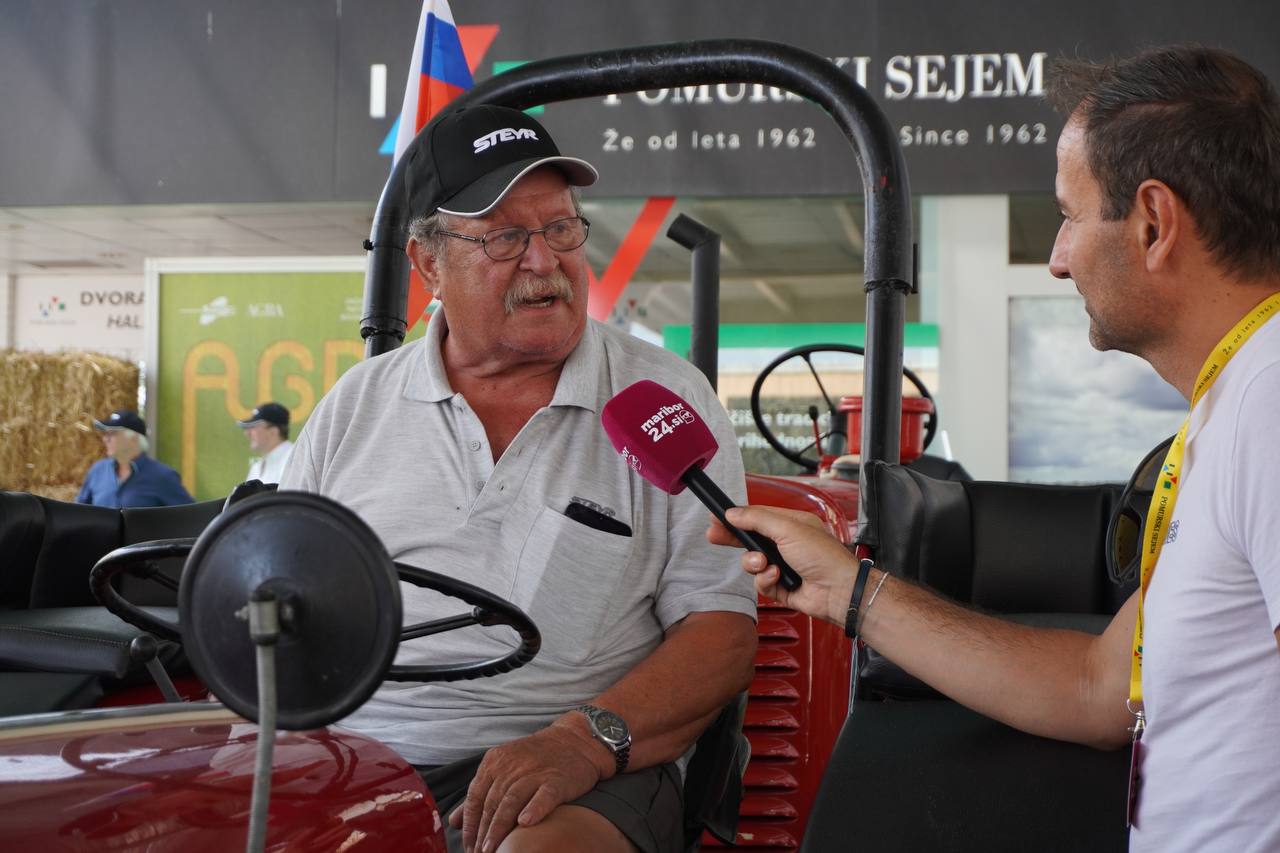 Ponosen lastnik starodobnega traktorja, s kakršnim se Avstrijci vozijo k nedeljski maši