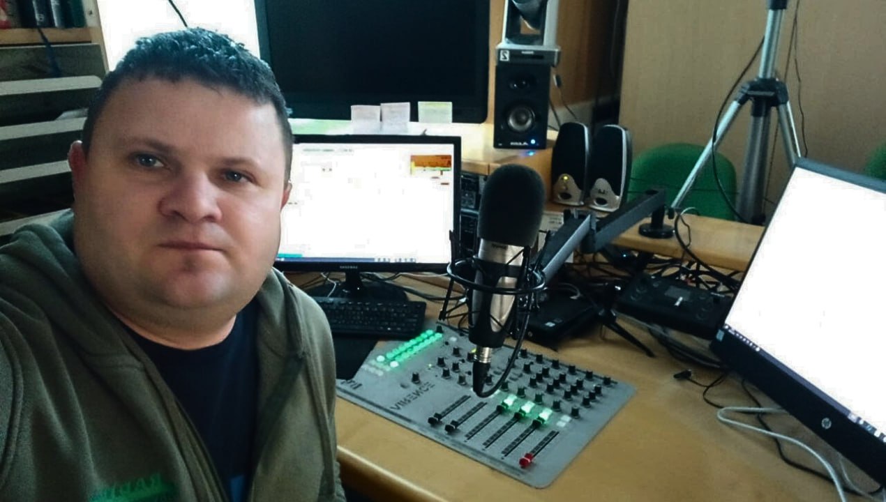 Gregor Lasecky za vse gasilce s Svete Ane pred mikrofonom kar 48 ur