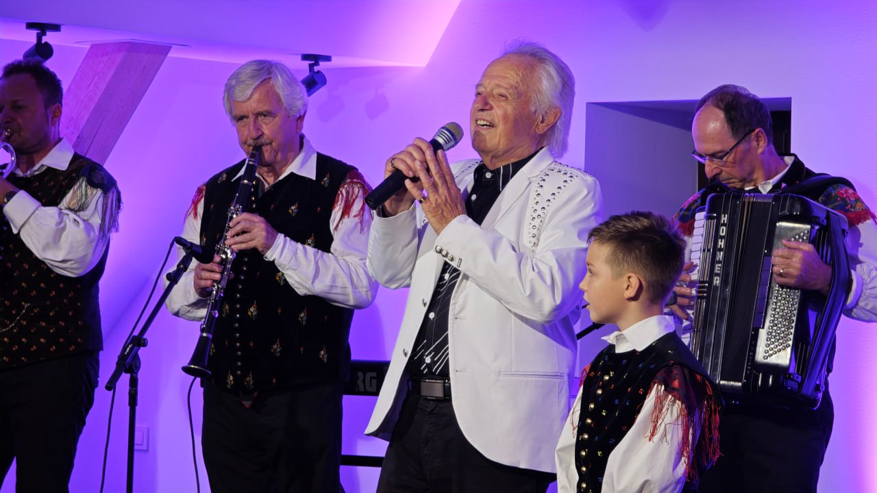 Obisk presegel pričakovanja: Alfi ob prvi obletnici muzeja nastopil z glasbenimi prijatelji (FOTO)