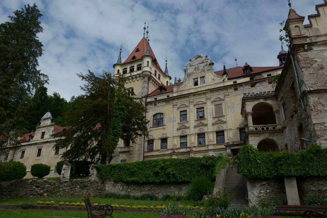Obljube in realnost: Dvorec Viltuš še vedno brez zaščite pred vandali, streha pušča