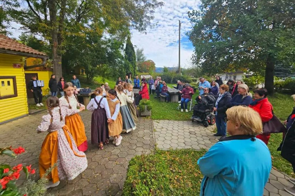 Od piknika do izleta v Slovenske gorice: Četrti teden starejših v Lovrencu