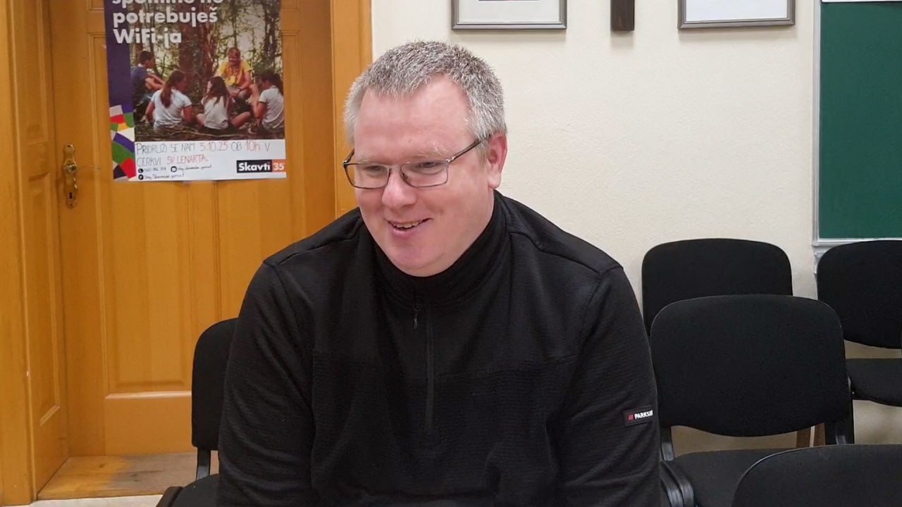 Nekoč je hodil od hiše do hiše, danes pa smo ga povlekli v cerkev: Župnik Pučko iskreno o sv. Miklavžu (VIDEO)