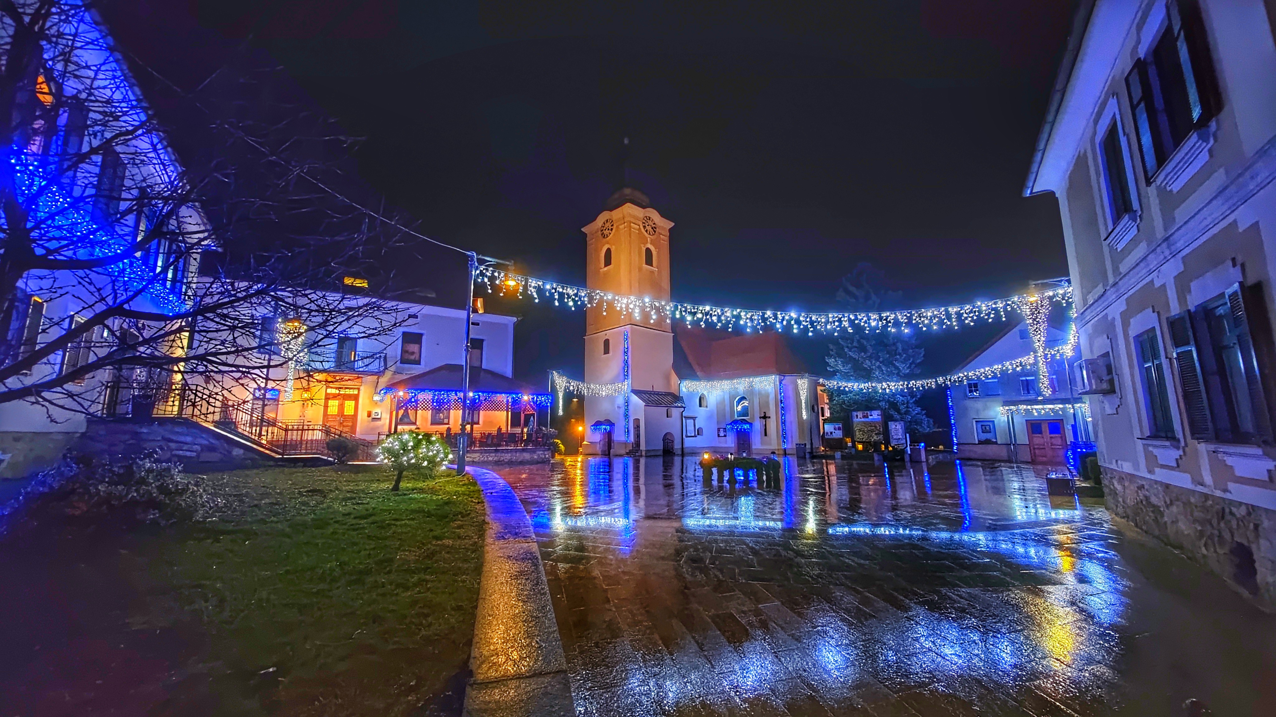 Praznični december v Jurovskem Dolu: Bazar, stojnice, obisk Božička in živa glasba