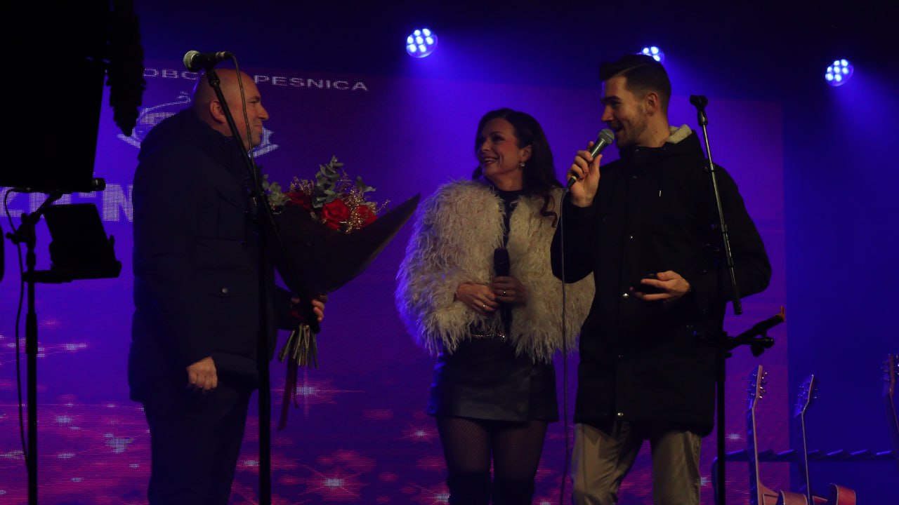 Božični koncert v Pesnici: Natalija Verboten, ki je na odru praznovala, Naveza in Vili Resnik navdušili množico (VIDEO)