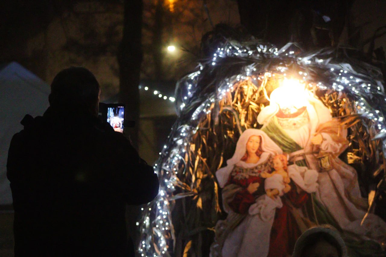 VIDEO: V Zgornji Kungoti znova zaživele božične jaslice, Dedek Mraz priskočil na pomoč Božičku