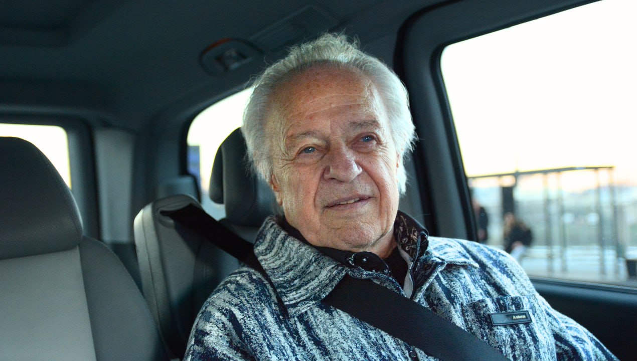 VIDEO: Z legendarnim pevcem smo se zapeljali iz Jarenine v Maribor in doživeli Alfija, kot ga na odrih ne poznamo