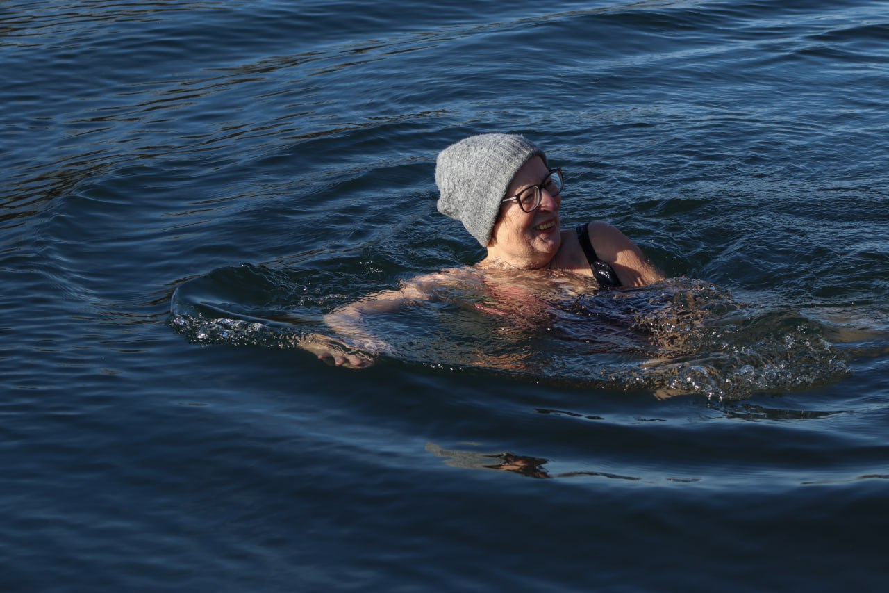 VIDEO: V Dravi z le dvema stopinjama zaplavalo 29 pogumnežev