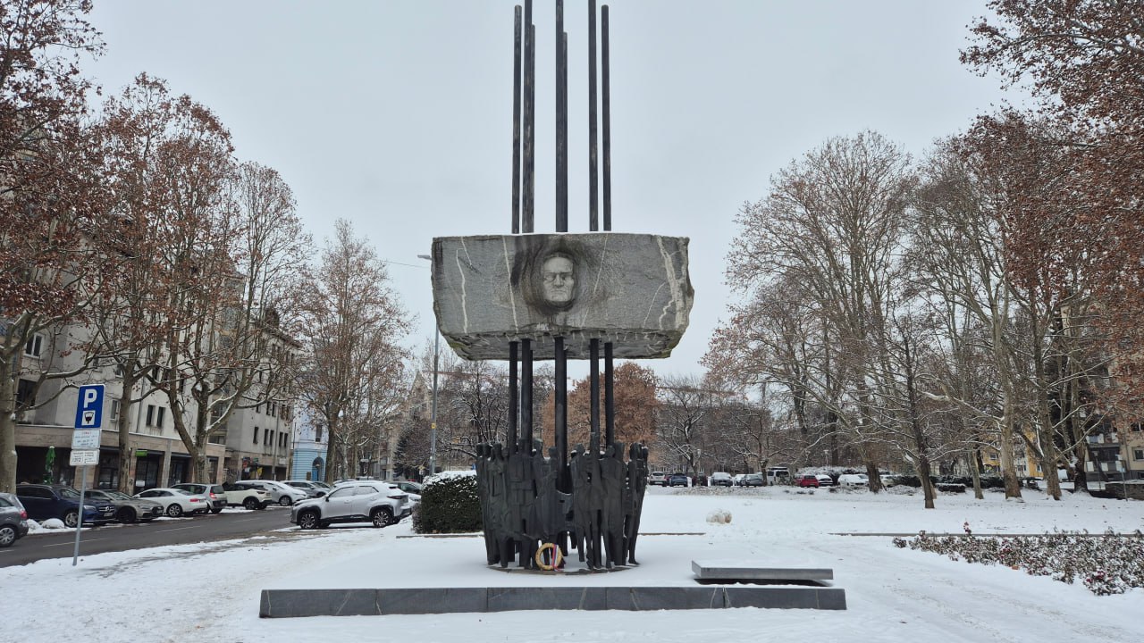Kidričev spomenik v Mariboru konec leta oskrunjen, razprave o njegovi premestitvi do zdaj ni bilo
